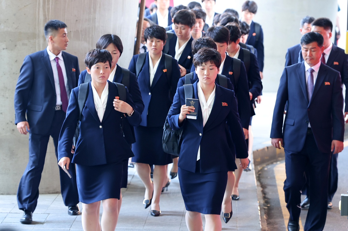 5月17日，为参加2025-26亚足联女子冠军联赛四强赛、对阵水原FC女足队，朝鲜女足队“我家乡”代表团经由仁川国际机场第一航站楼入境韩国，随后前往大巴乘坐点。图片来源：韩联社