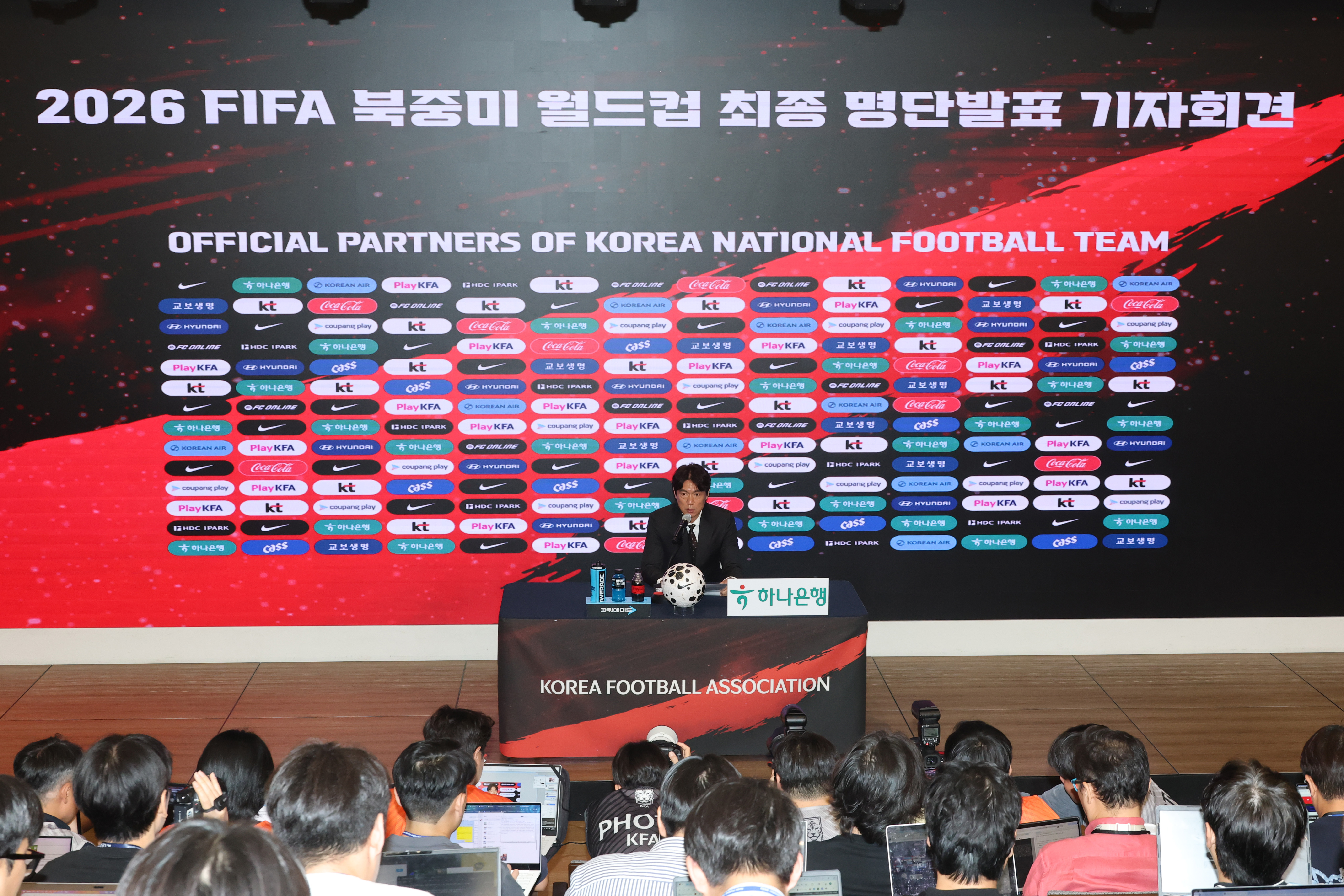 5月16日，韩国国家男子足球队主帅洪明甫出席了2026年国际足联（FIFA）美加墨世界杯韩国队最终名单发布记者会。图片来源：韩联社
