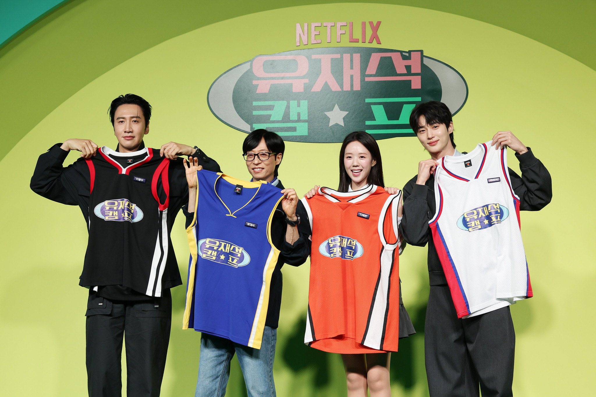 5月19日，在首尔钟路区JW东大门广场万豪酒店举行的奈飞（Netflix）综艺《刘在锡的民宿法则》制作发布会上，主创们面对记者拍照留念。左起依次为李光洙、刘在锡、池艺恩和边佑锡。韩宣网记者李廷佑 摄 