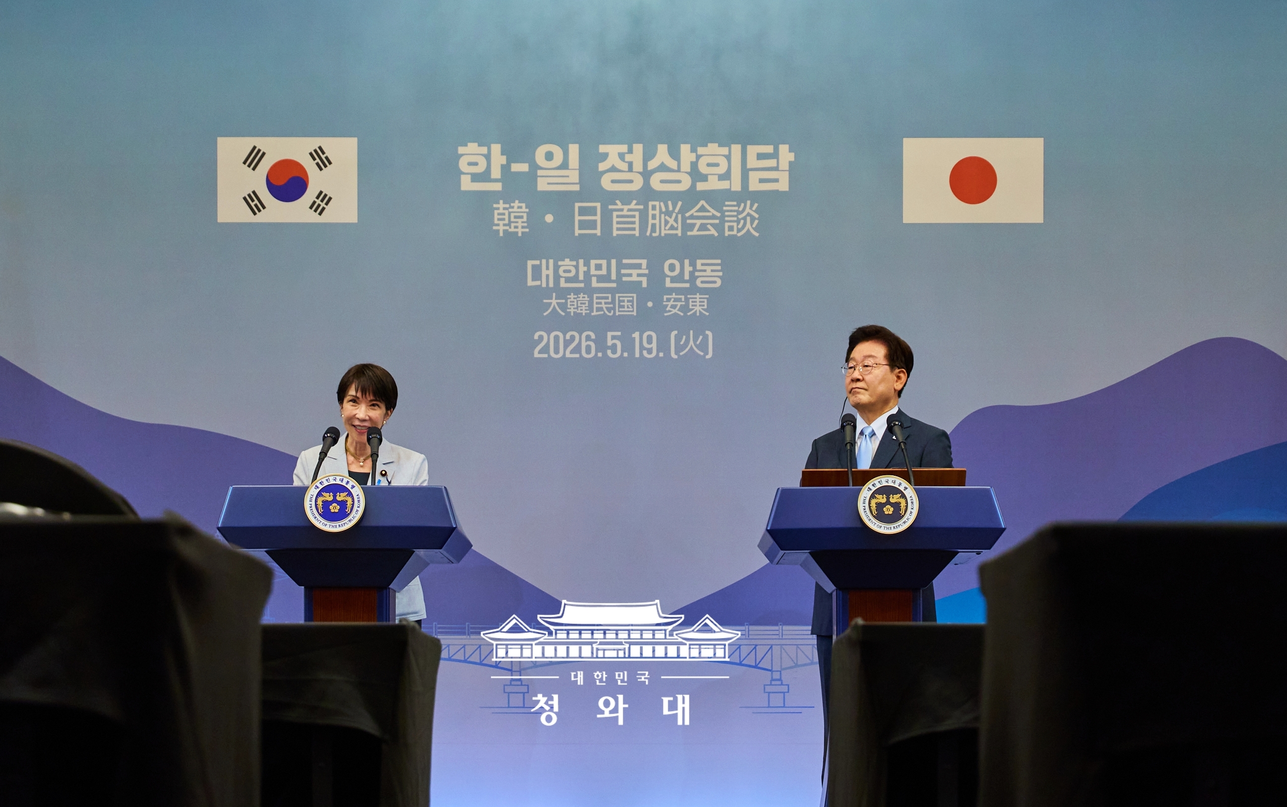 5月19日，在庆尚北道安东市，韩国总统李在明（右）同日本首相高市早苗在会谈结束后，共同举行记者招待会。图片来源：大韩民国青瓦台