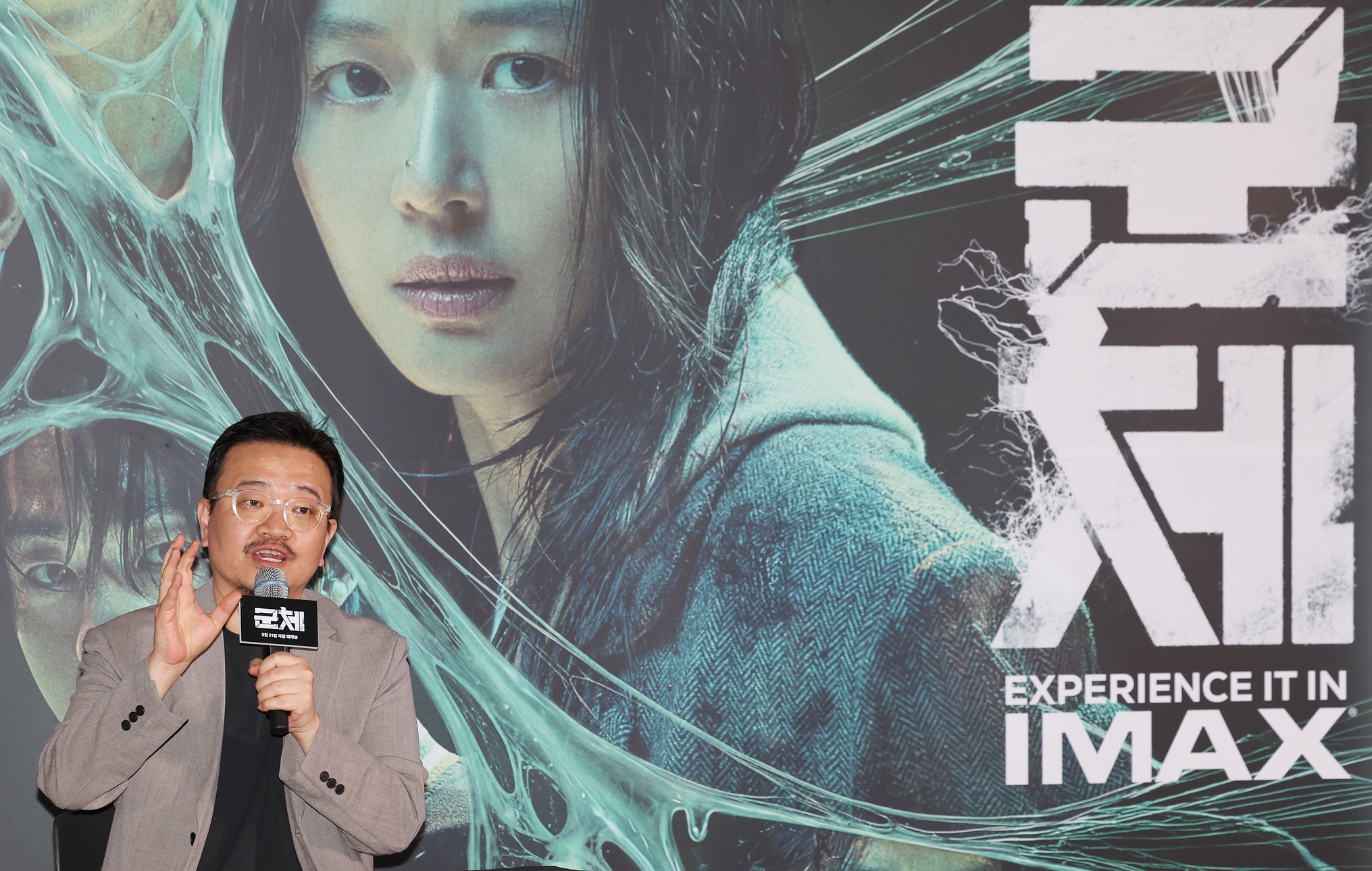 5月20日，在首尔星聚汇（CGV）龙山爱宝客店举行的电影《群体》媒体试映会及记者招待会上，该片导演延尚昊正在回答记者提问。韩宣网记者李廷佑 摄