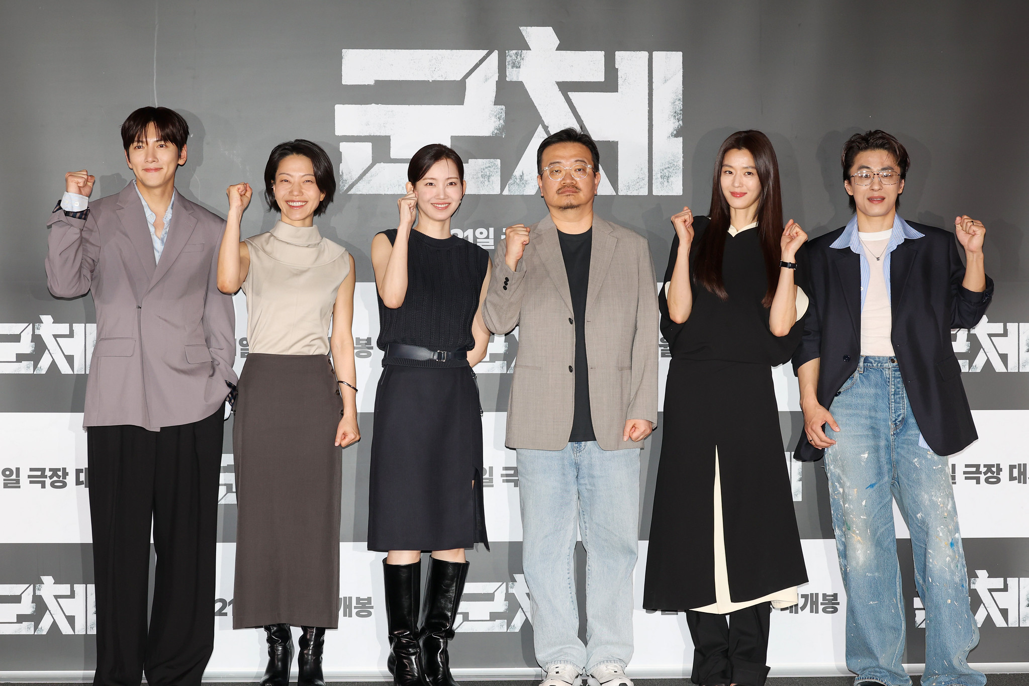5月20日，电影《群体》主创在首尔星聚汇（CGV）龙山爱宝客店举行媒体试映会及记者招待会。左起依次为池昌旭、金新绿、申铉彬、延尚昊、全智贤和具教焕。韩宣网记者李廷佑 摄 