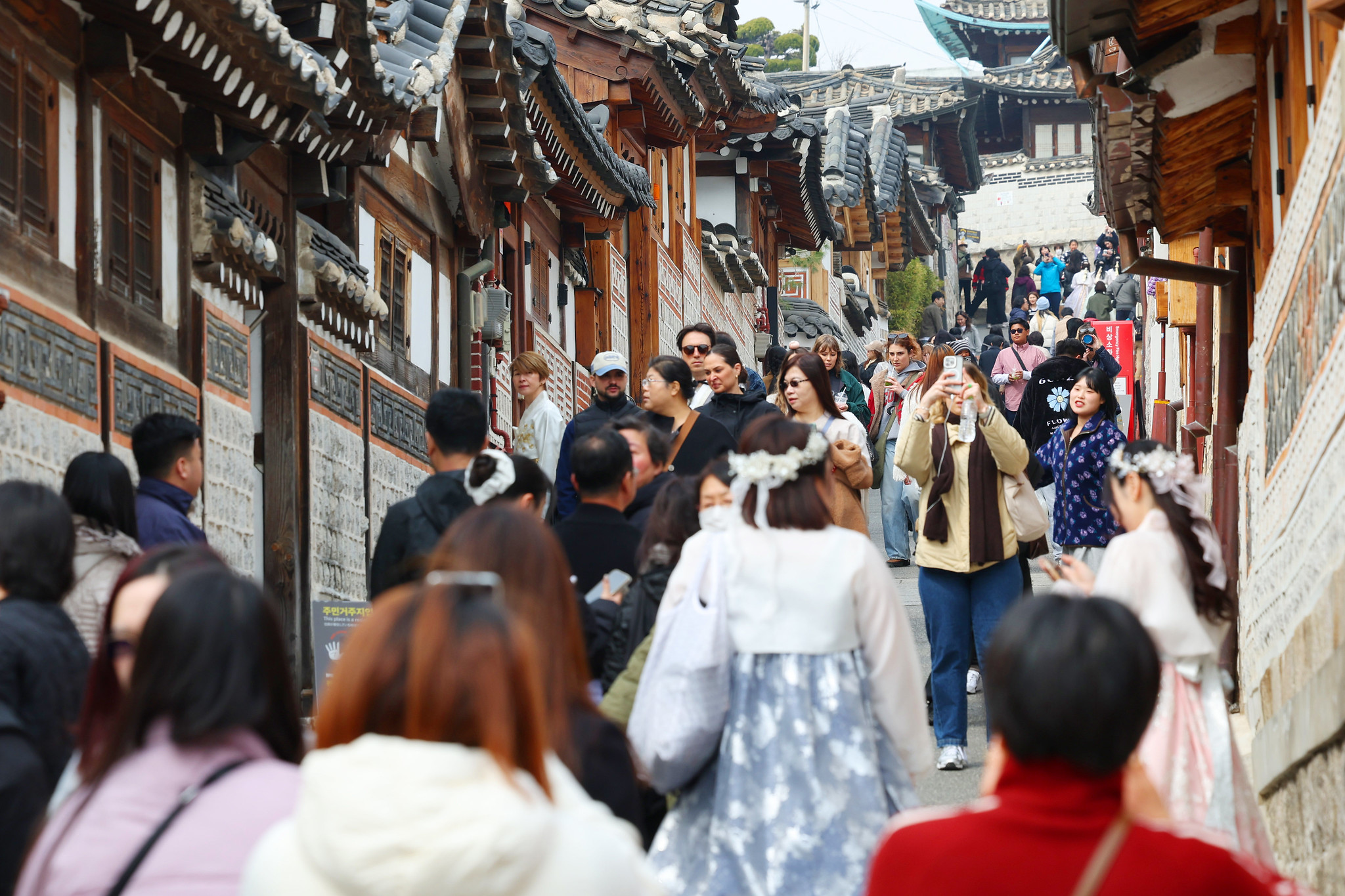 今年1至4月访问韩国的外国游客约为677万人。图为3月16日，游客聚集在首尔钟路区北村韩屋村。韩宣网记者李廷佑 摄