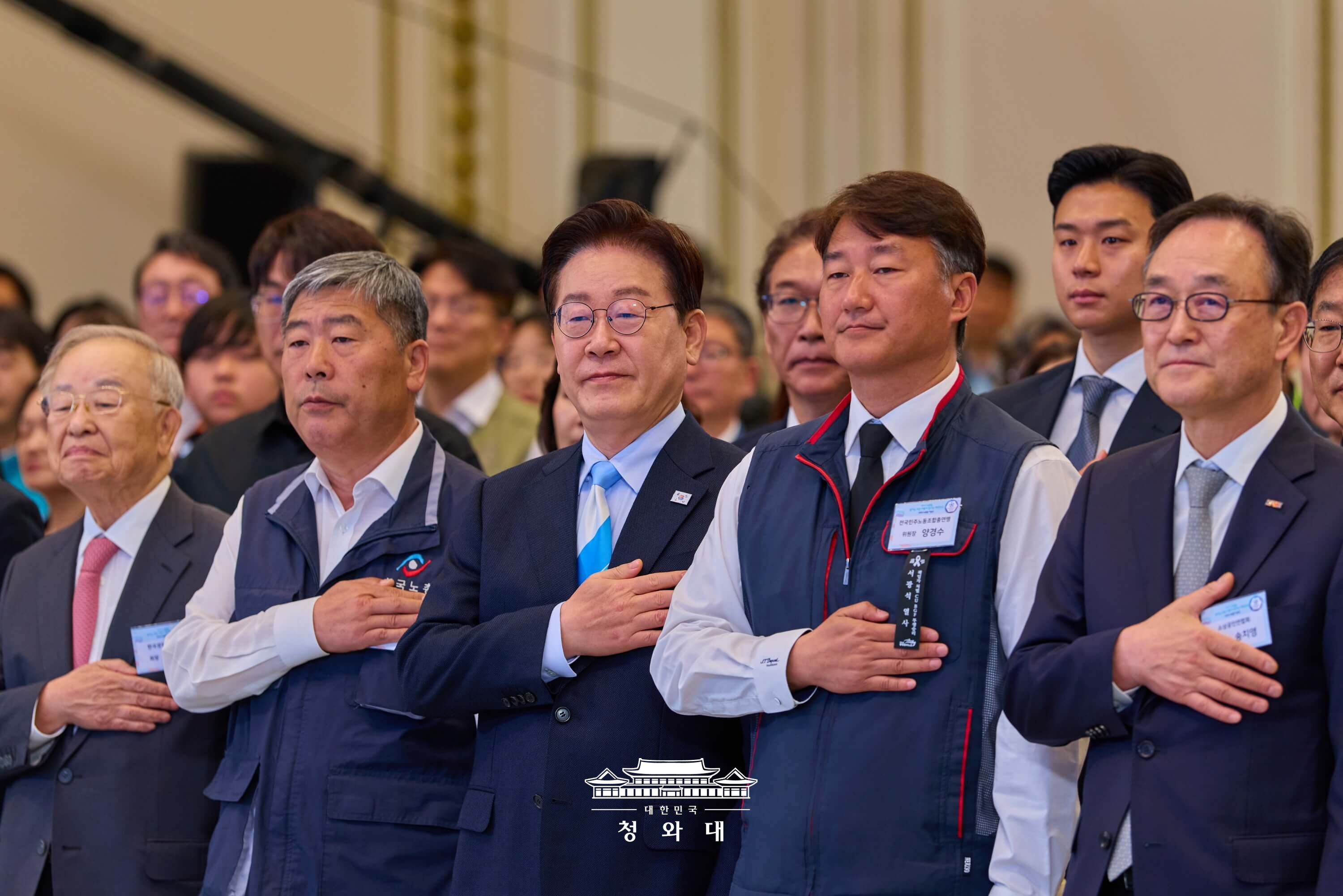 5月1日，韩国总统李在明在青瓦台举行的劳动节纪念仪式上参加国民仪礼。图片来源：大韩民国青瓦台