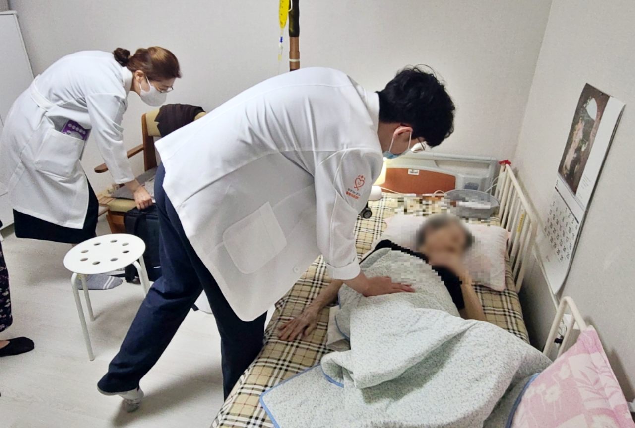 “上门服务型京畿道照护医疗中心”医护人员直接前往服务对象家中提供照护服务。图片来源：京畿道厅