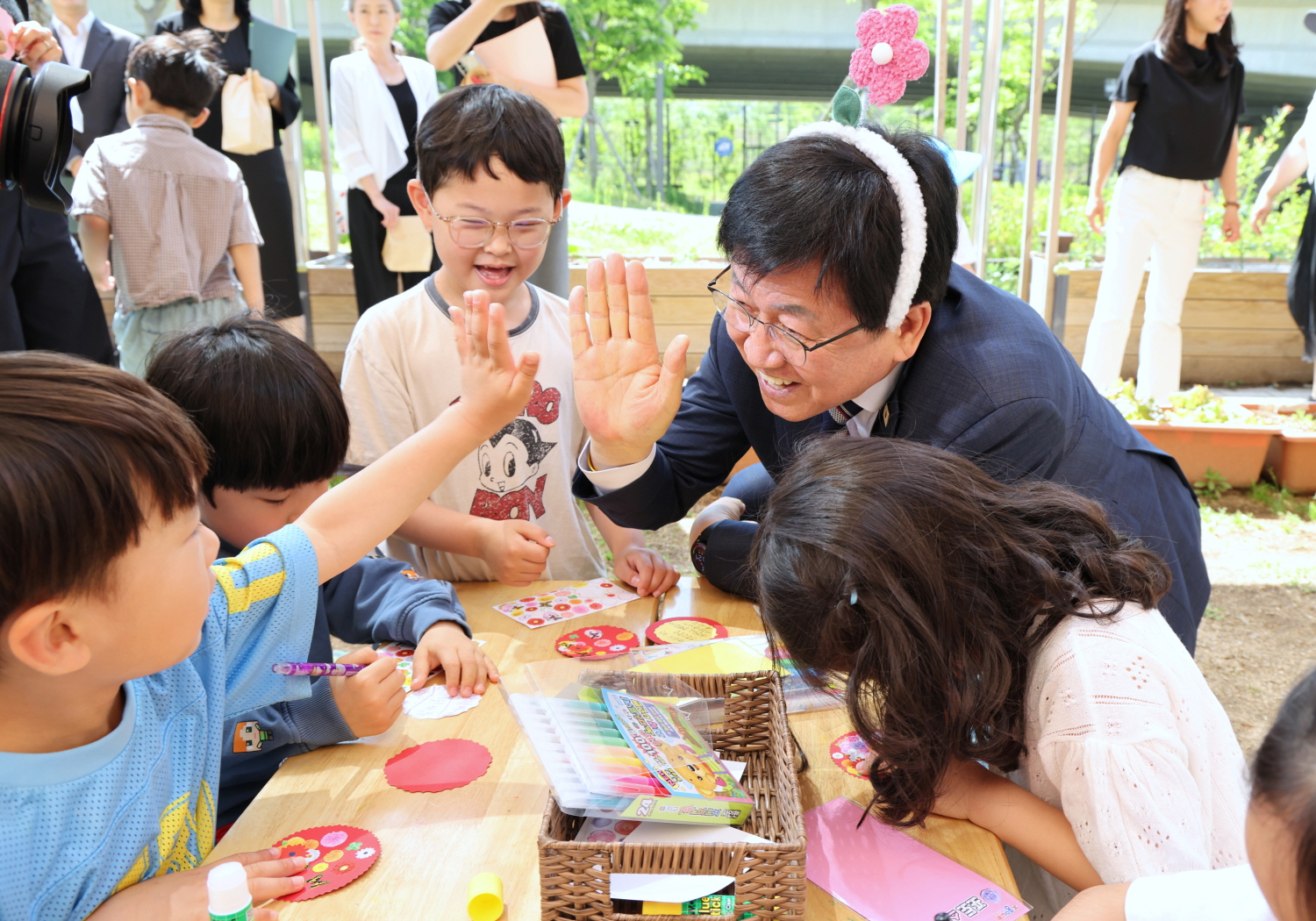 5月15日教师节，教育部长官崔教振访问世宗海密幼儿园，与家长共同参与教师节纪念活动。图片来源：教育部
