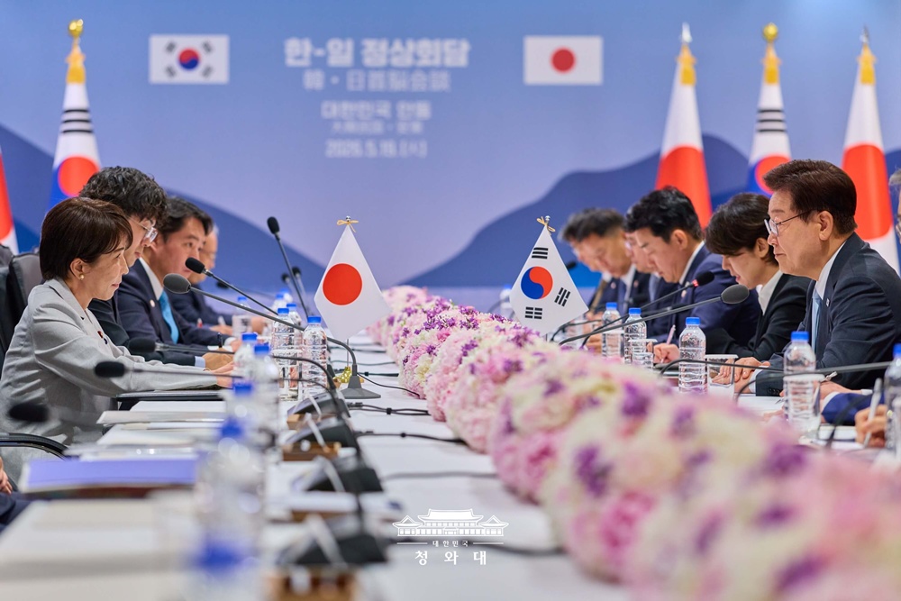 5月19日，韩国总统李在明（右一）与日本首相高市早苗（左一）举行扩大首脑会谈。图片来源：大韩民国青瓦台