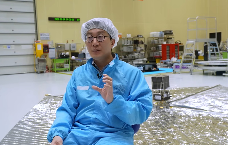 图为韩国航空宇宙研究院宇宙探测组首席研究员金珉基介绍可用于捕获和清除太空垃圾的离轨装置。图片来源：韩国航空宇宙研究院