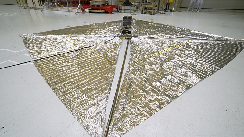 图为在韩国航空宇宙研究院卫星试验楼发射环境试验室内进行测试的离轨装置。图片来源：韩国航空宇宙研究院