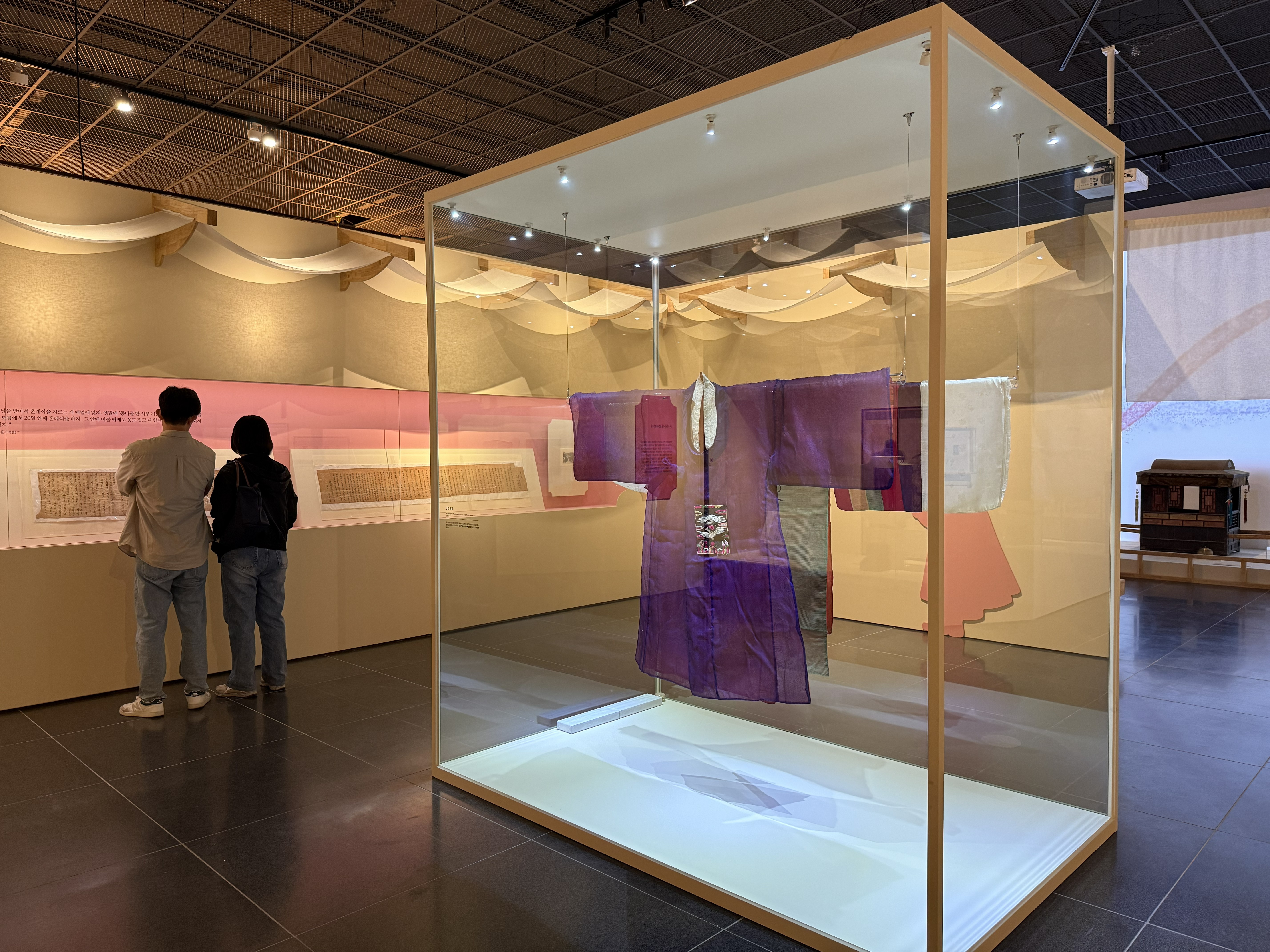 5月23日，参观者在蔚山博物馆企划展《蔚山婚姻白皮书》上观看传统婚礼相关历史资料。韩宣网记者Hong Angie 摄