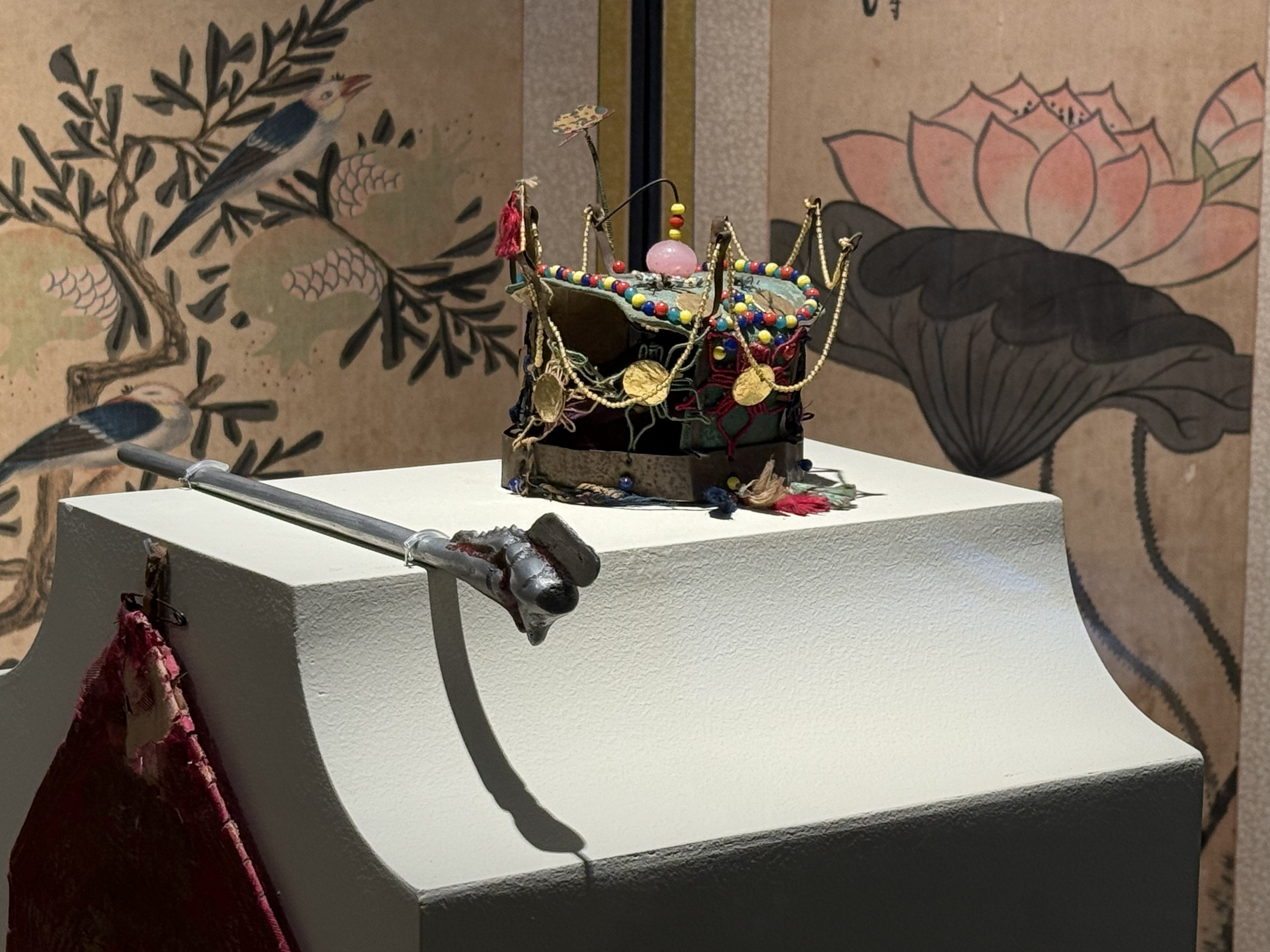 蔚山博物馆企划展《蔚山婚姻白皮书》中展出的“簇头里”和“发簪”。韩宣网记者Hong Angie 摄