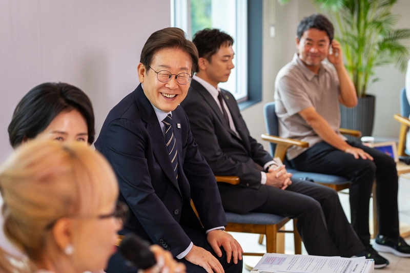 图为去年6月30日，在首尔龙山总统府举行的文化艺术界获奖人士座谈会上，韩国总统李在明正认真聆听与会艺术家发言。图片来源：大韩民国青瓦台