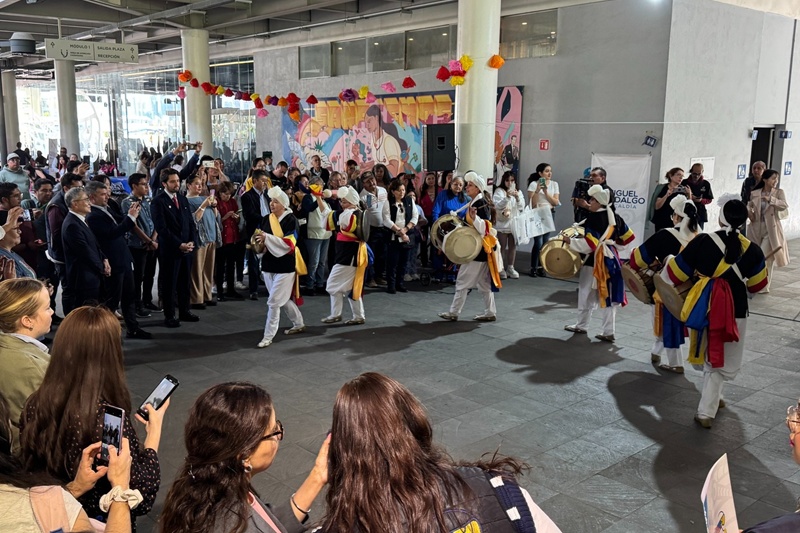图为当地时间去年11月19日，在墨西哥米格尔&middot;伊达尔戈举行的&ldquo;辛奇日&rdquo;纪念活动上，当地民众正在欣赏精彩的韩国传统四物农乐表演。图片来源：驻墨西哥韩国文化院官方脸书 