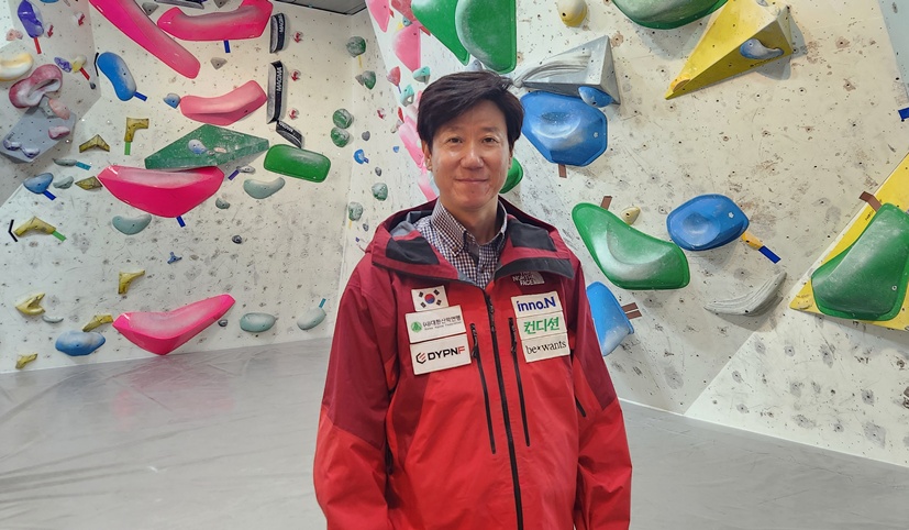 图为5月29日，韩国喜马拉雅萨特峰登山队队长安致荣在京畿道平泽市接受韩宣网采访后拍照留念。韩宣网记者李智惠 摄