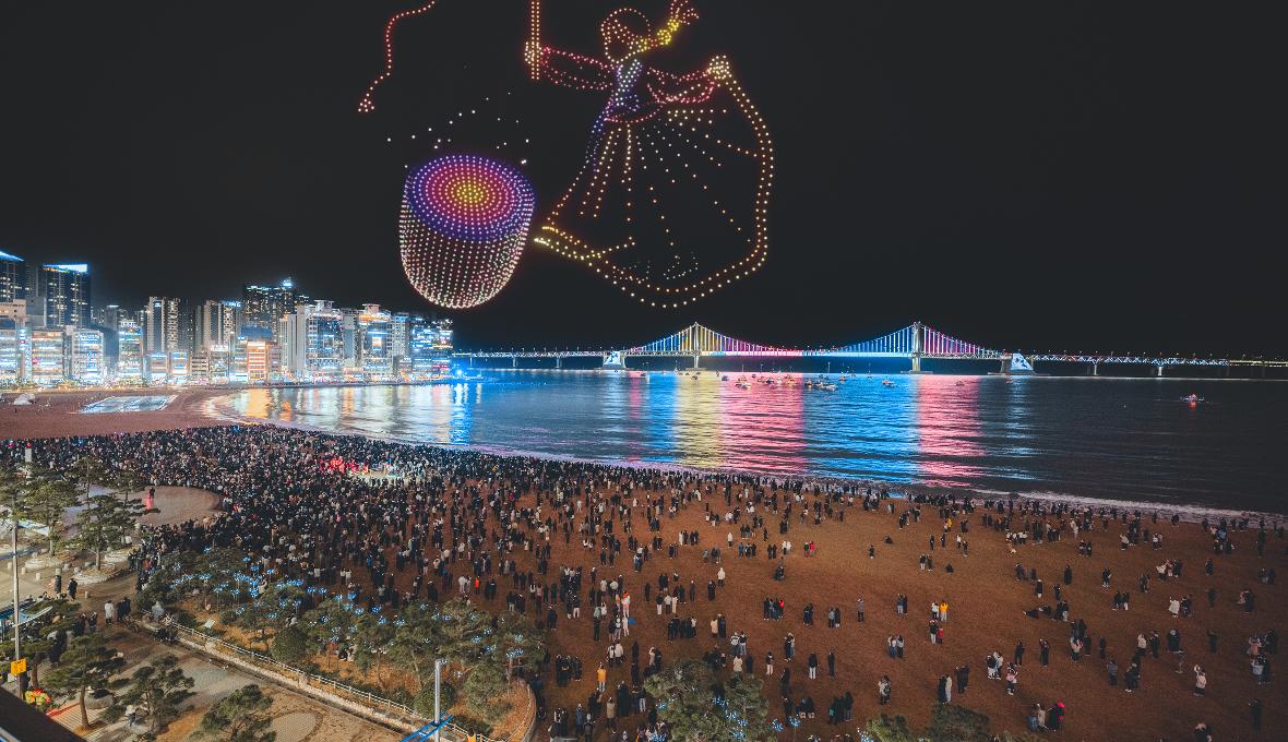 6月12日至13日晚10时，釜山广安里海水浴场一带将上演广安里无人机灯光秀。本次演出为纪念&ldquo;BTS THE CITY ARIRANG釜山&rdquo;活动，以绚丽灯光点亮釜山夜空。图片来源：Visit Busan