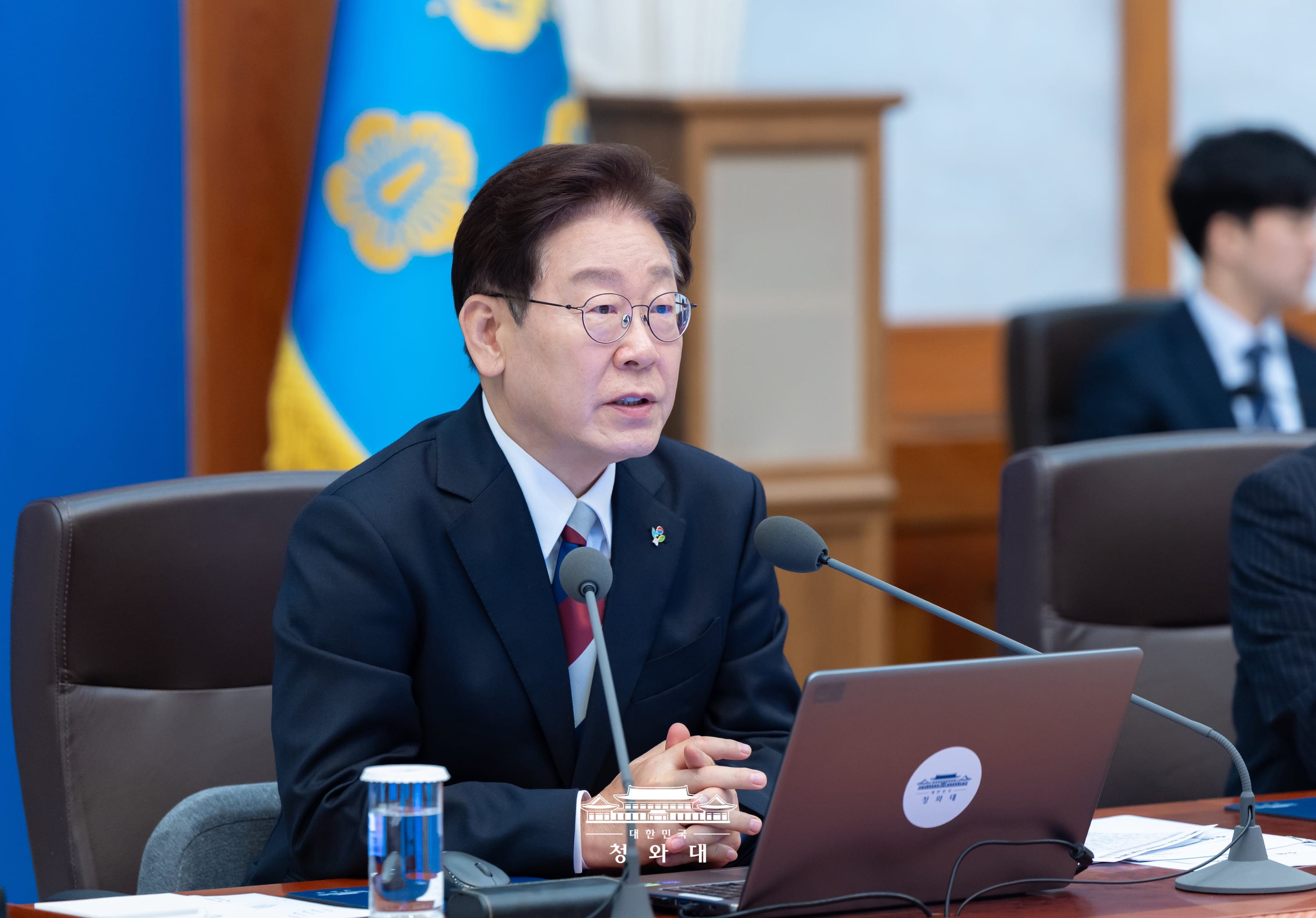图为6月4日，韩国总统李在明在青瓦台主持召开首席秘书和辅佐官会议。图片来源：大韩民国青瓦台