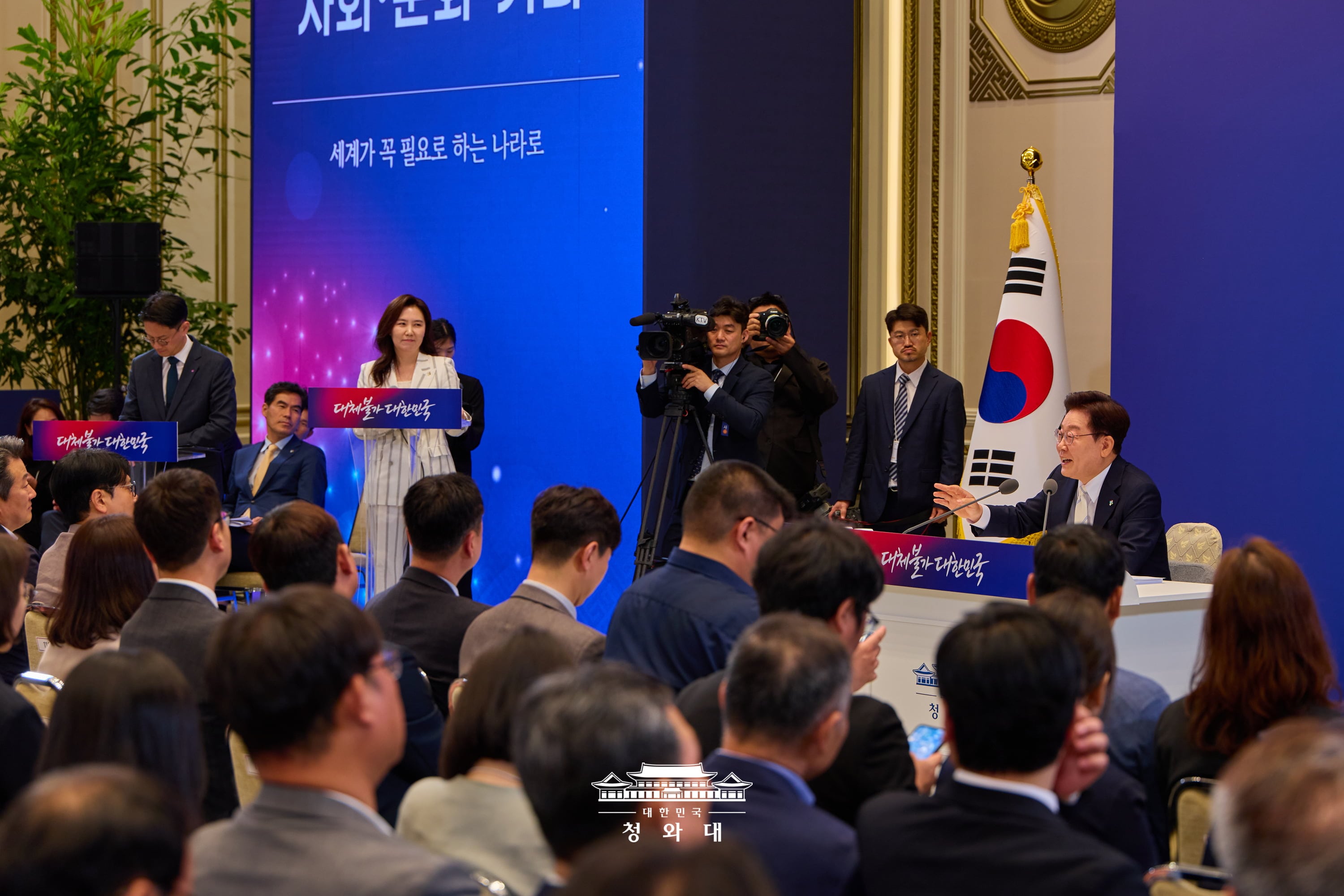 6月8日，韩国总统李在明在首尔钟路区青瓦台迎宾馆举行就任一周年记者会并发表讲话。图片来源：大韩民国青瓦台