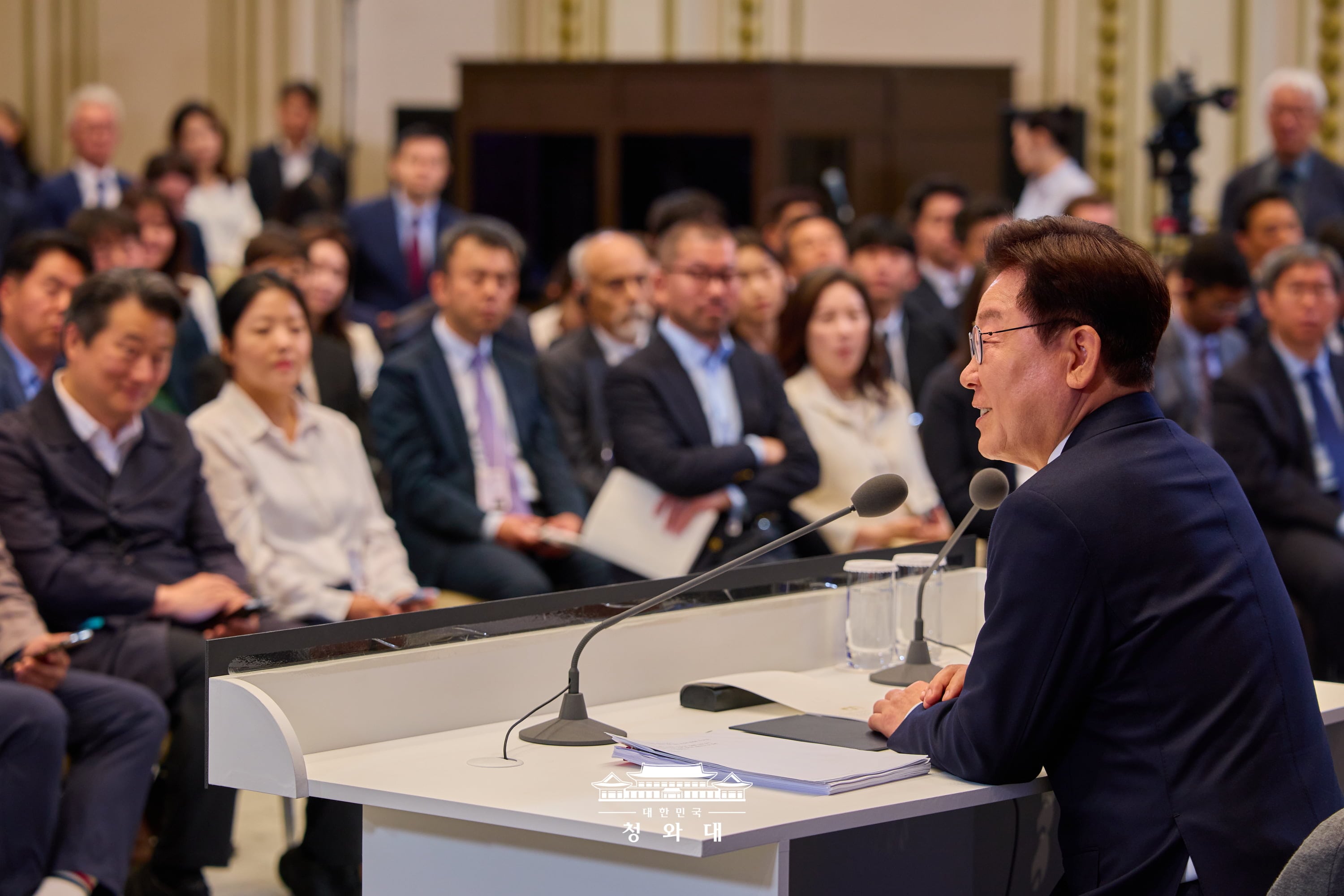 6月8日，韩国总统李在明在首尔钟路区青瓦台迎宾馆举行就任一周年记者会并发表讲话。图片来源：大韩民国青瓦台
