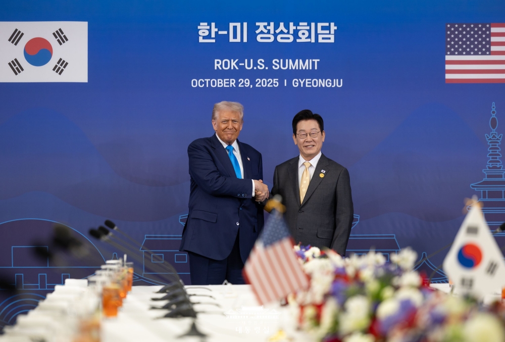 2025年10月29日，韩国总统李在明（右）在庆州举行的韩美首脑会谈上与美国总统唐纳德·特朗普握手。图片来源：大韩民国青瓦台
