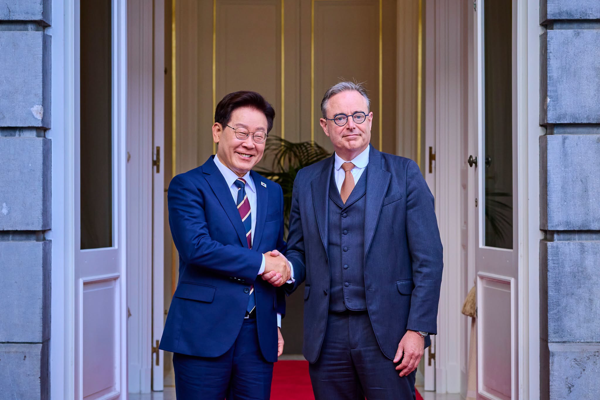 当地时间6月10日，韩国总统李在明在布鲁塞尔首相官邸与比利时首相巴尔特·德韦弗举行会谈后握手致意。图片来源：李在明脸书