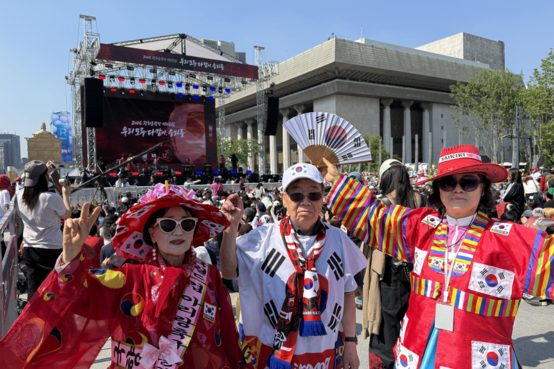 6月12日，在首尔钟路区光化门广场举行的“2026 FIFA北中美世界杯”韩国队与捷克队比赛前，“韩国世界杯阿里郎足球助威团”身穿传统助威服装，为国家队加油助威。韩宣网记者Hong Angie 摄