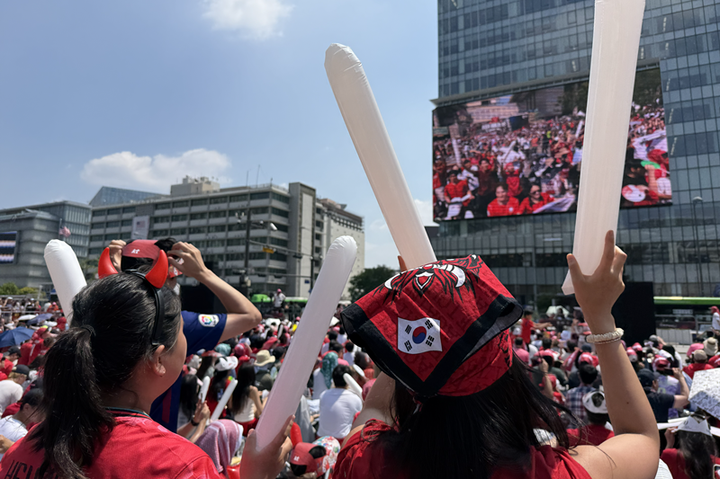 6月12日，在首尔钟路区光化门广场举行的“2026 FIFA北中美世界杯”韩国队对阵捷克队街头助威活动中，“红魔”球迷们热烈欢呼。韩宣网记者Hong Angie 摄