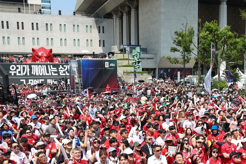 6月12日，在首尔钟路区光化门广场举行的“2026 FIFA美加墨世界杯”韩国队对阵捷克队街头助威活动上，韩国国家队球迷组织“红魔”为太极战士们加油助威。韩宣网记者朴大珍 摄