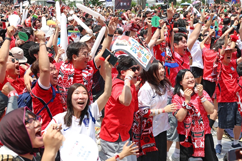 6月12日上午，在首尔钟路区光化门广场举行的“2026 FIFA北中美世界杯”韩国队对阵捷克队街头助威活动中，韩国文化体育观光部长官崔辉永与市民们一同欢呼，共享胜利的喜悦。图片来源：文化体育观光部