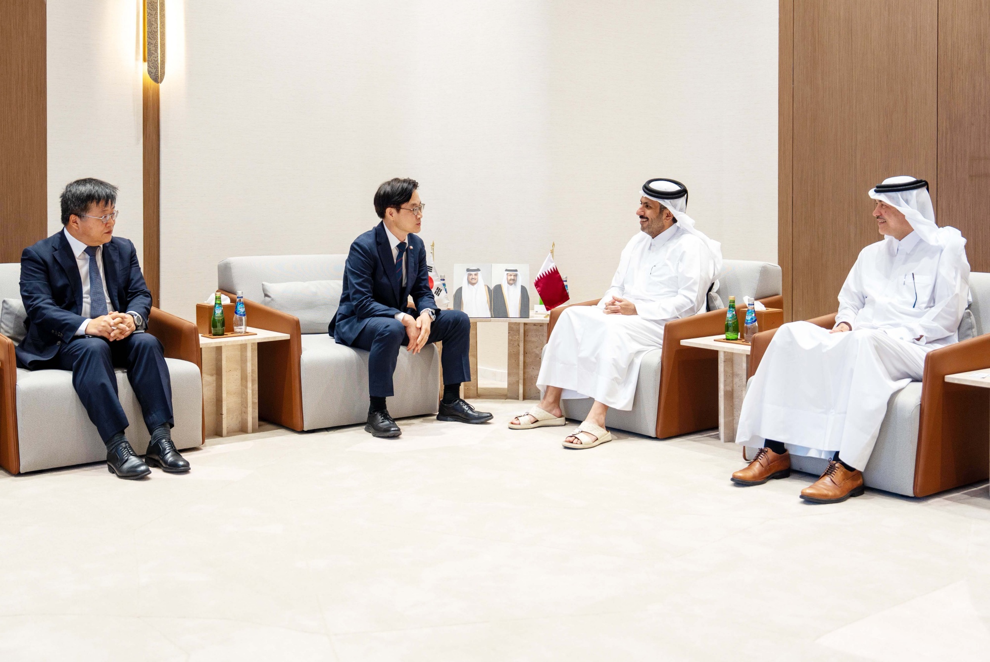 当地时间6月15日，韩国产业通商部长官金正官（左二）在卡塔尔与卡塔尔商业与工业部长谢赫·费萨尔·本·萨尼（右二）举行会谈，就扩大尖端产业合作方案交换意见。 图片来源：产业通商部