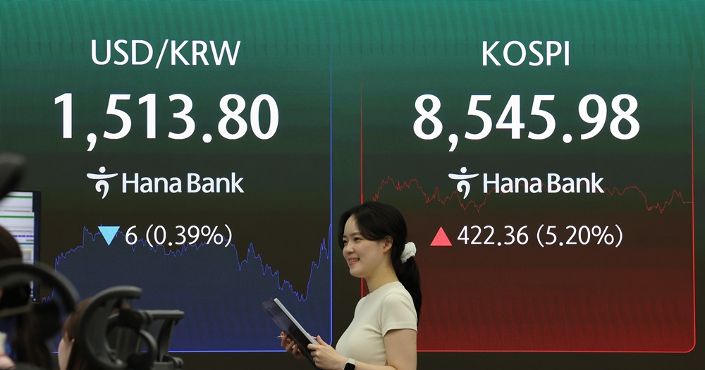 6月15日，在首尔中区的韩亚银行总行交易大厅，电子屏上显示韩国综合股价指数（KOSPI）韩元兑美元汇率。图片来源：韩联社
