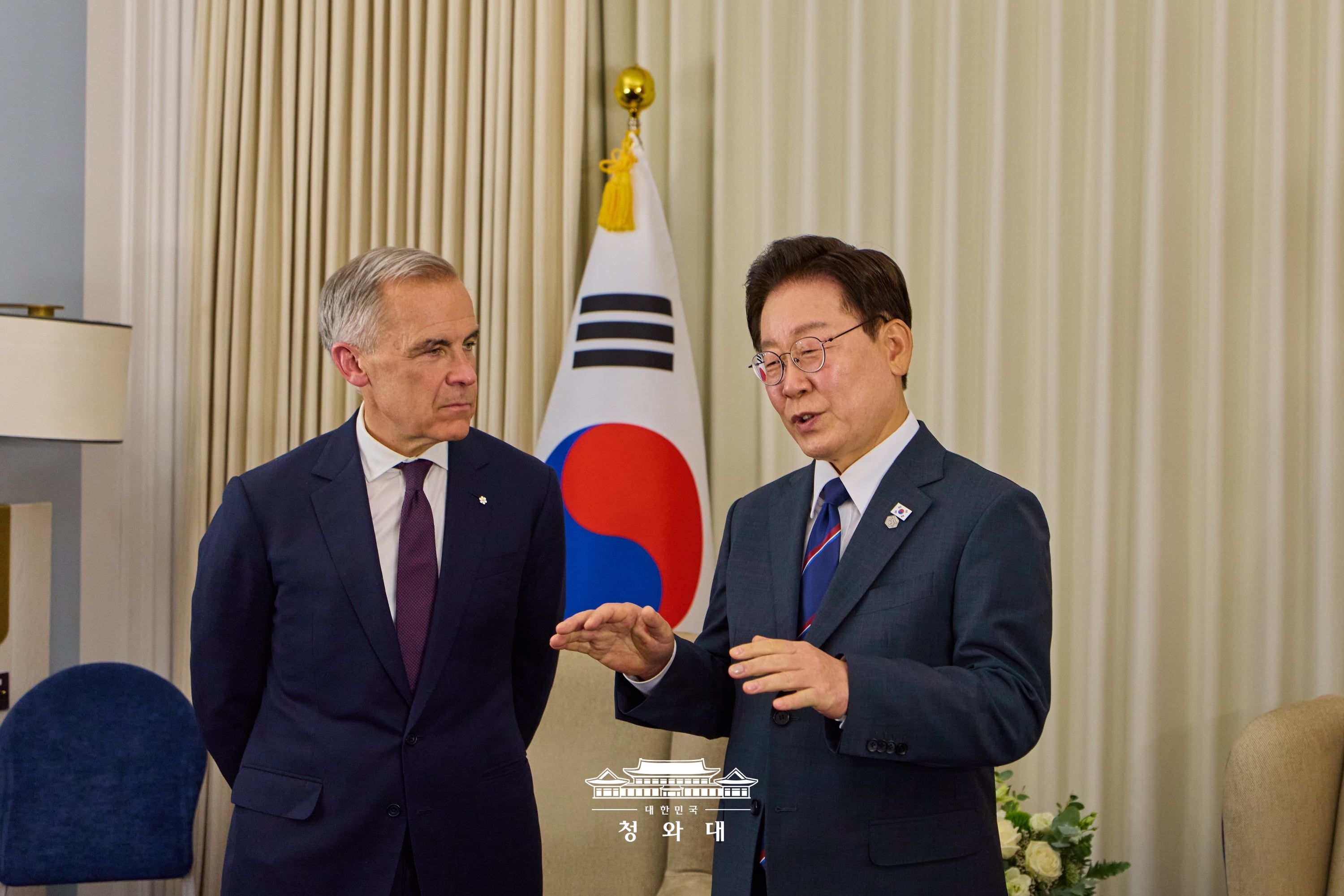 当地时间6月16日，在法国埃维昂莱班举行的七国集团（G7）峰会期间，韩国总统李在明（右）与加拿大总理马克·卡尼举行双边会谈。图片来源：大韩民国青瓦台
