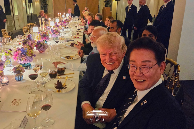 当地时间6月16日，在法国埃维昂莱班举行的七国集团（G7）峰会晚宴上，韩国总统李在明（右）同美国总统唐纳德·特朗普合影留念。图片来源：大韩民国青瓦台