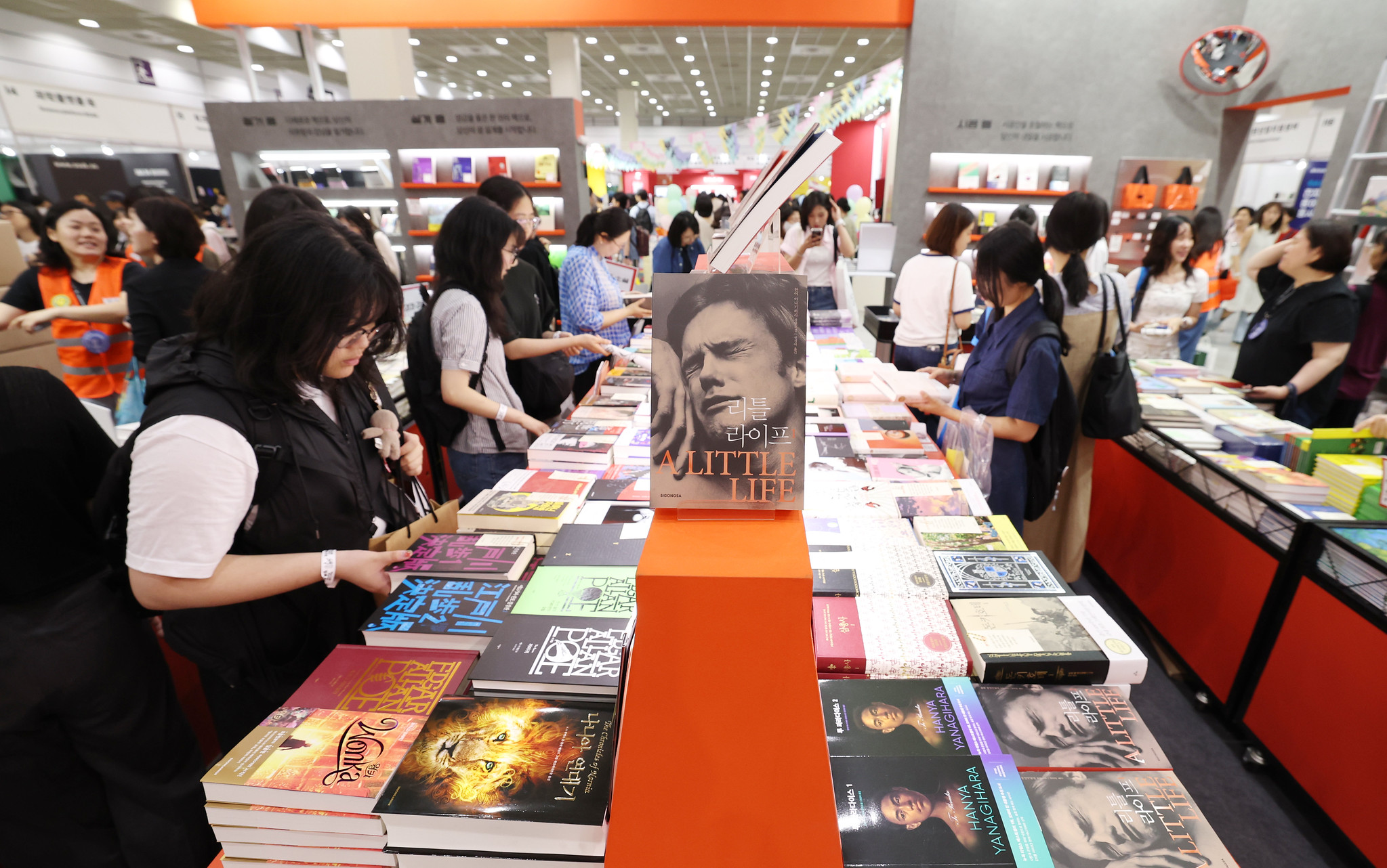 去年6月18日，在首尔江南区三成洞COEX举行的2025首尔国际书展上，参观者正在浏览展出的图书。韩宣网记者李廷佑 摄