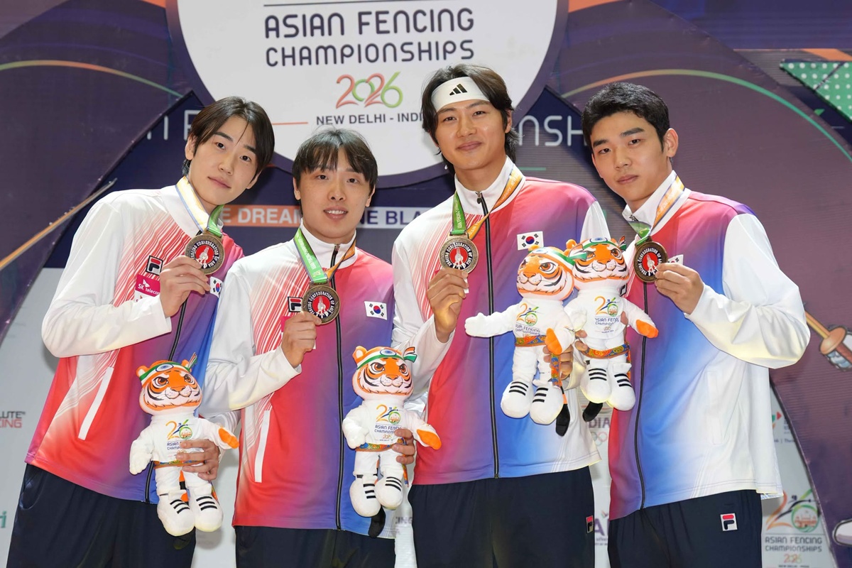 当地时间6月22日，韩国男子佩剑队在印度新德里举行的2026亚洲击剑锦标赛男子佩剑团体赛夺冠后合影留念。图为（从左起）都敬东、朴相远、吴尚旭、黄熙根。图片来源：国际击剑联合会（FIE）社交媒体