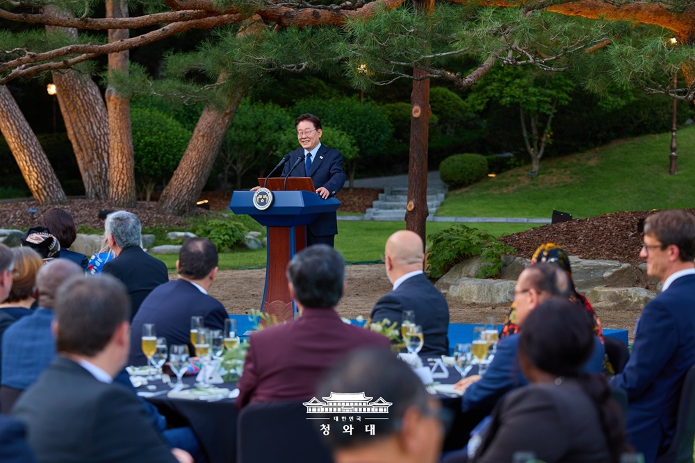 6月23日，韩国总统李在明在青瓦台绿地园邀请外交使节及国际组织代表共进晚宴。图片来源：大韩民国青瓦台