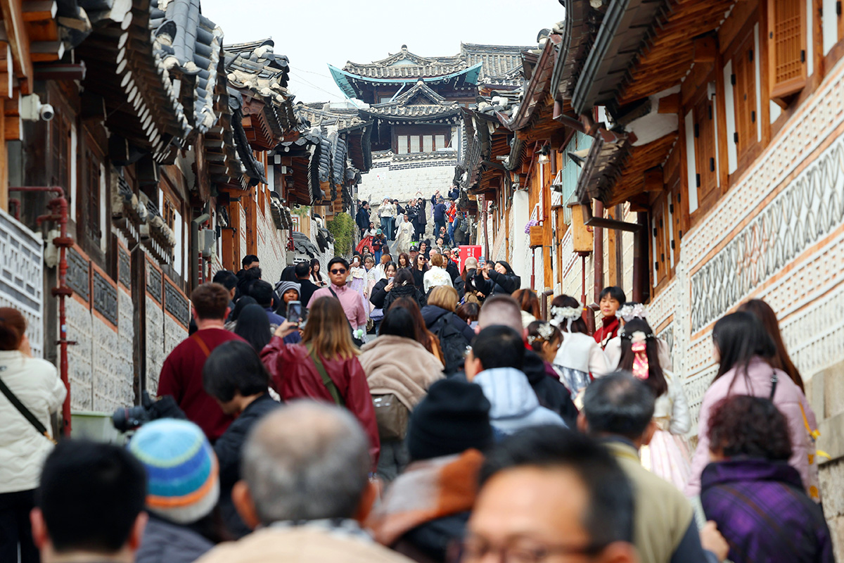 今年上半年访韩外国游客突破1000万人次。图为3月16日，游客云集首尔钟路区北村韩屋村。图片来源：韩宣网DB