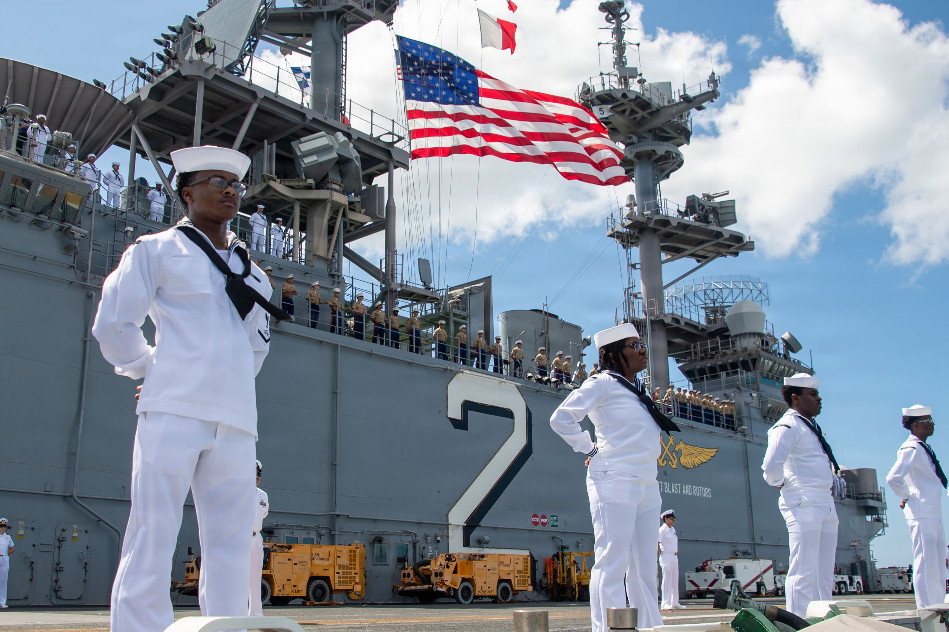 当地时间6月21日，为参加2026年环太平洋军演（RIMPAC），美国海军和海军陆战队官兵在驶入美国夏威夷珍珠港的 埃塞克斯号两栖攻击舰上列队站立。图片来源：美国国防部 