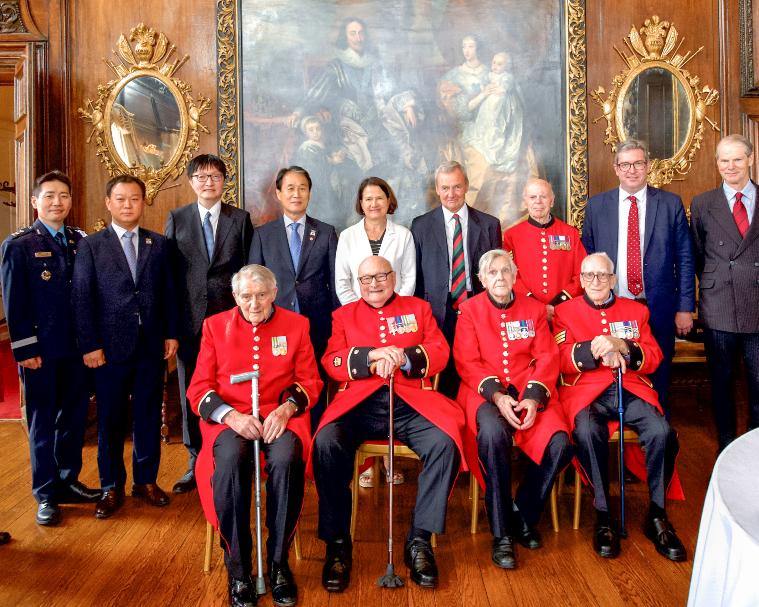 当地时间6月15日，韩国国家报勋部长官权五乙（后排左四）访问英国伦敦切尔西皇家医院，与包括科林·萨克里（前排左二）在内的英国参战老兵会面，并向他们表达慰问和感谢。图片来源：国家报勋部