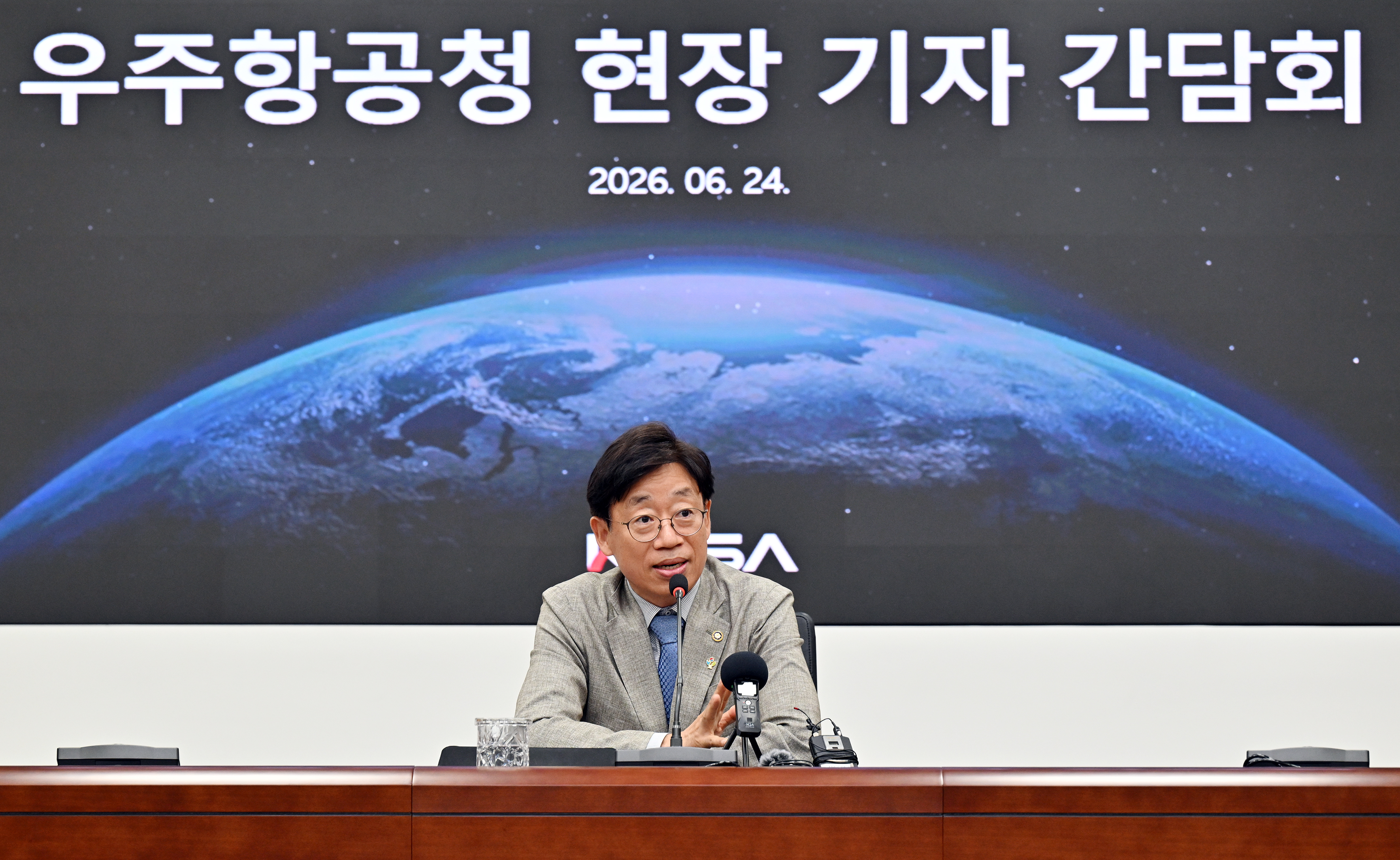 6月24日，韩国宇宙航空厅厅长吴泰锡在庆尚南道泗川市宇宙航空厅办公楼举行记者座谈会，就主要工作进行了说明。图片来源：宇宙航空厅