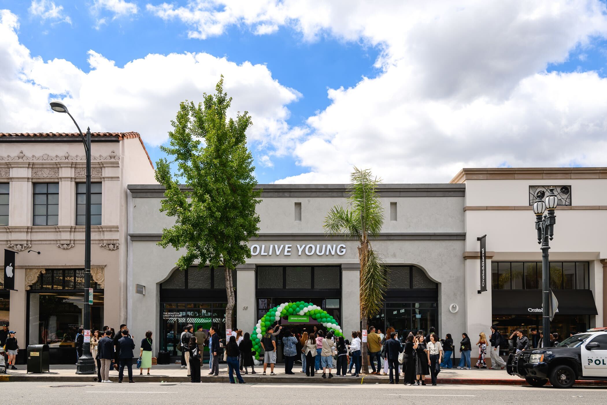 5月29日，美国加利福尼亚州帕萨迪纳Olive Young美国首店开业当天，消费者排队等候进店。图片来源：CJ Olive Young