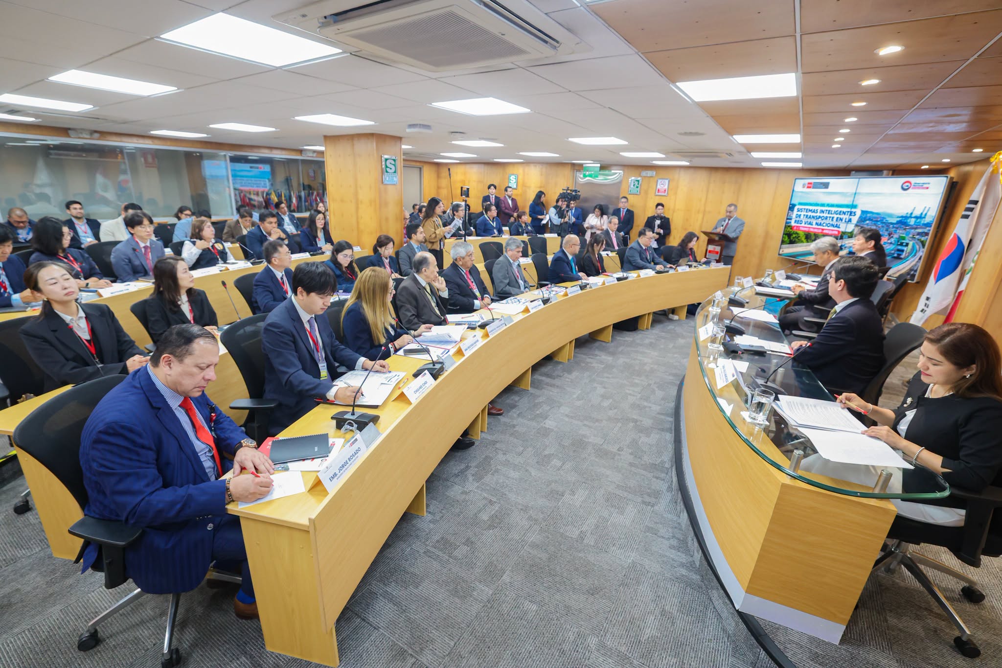 当地时间6月25日，在秘鲁交通和通信部礼堂举行的&ldquo;秘鲁国道智能道路管理（灾害&middot;交通）总体规划&rdquo;法定规划发布纪念活动现场。图片来源：秘鲁交通和通信部官方脸书