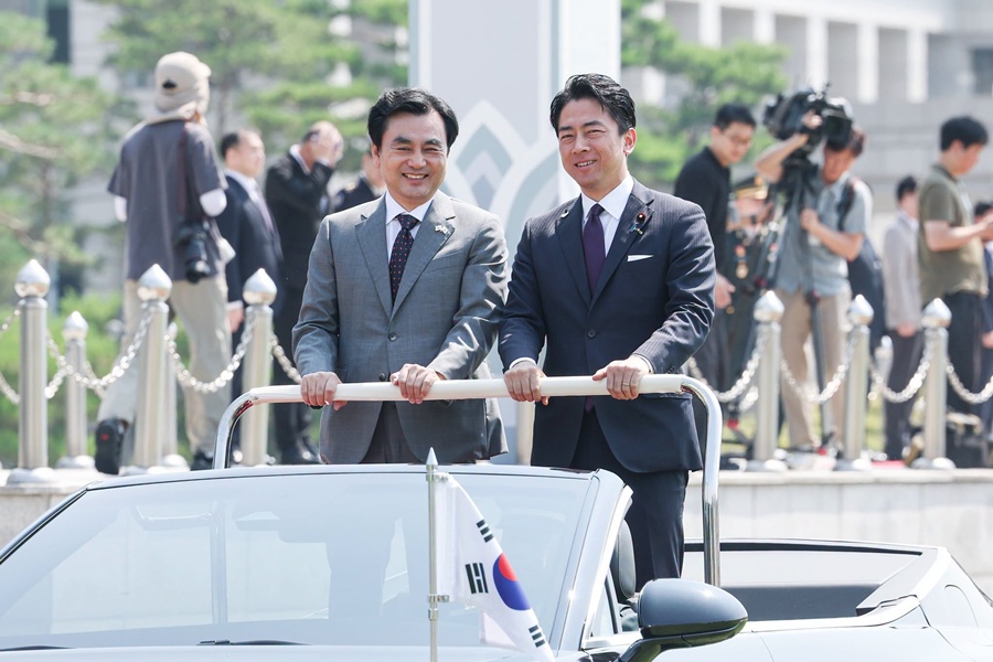 6月28日，韩国国防部长官安圭伯与日本防卫大臣小泉进次郎在首尔龙山区国防部阅兵场举行的韩日防长会谈欢迎仪式上检阅仪仗队。图片来源：国防部脸书