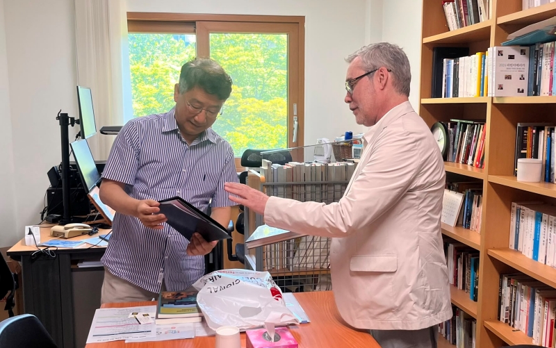 6月23日，布宜诺斯艾利斯国际书展总负责人埃塞基耶尔&middot;马丁内斯（右）访问首尔冠岳区首尔大学拉丁美洲研究所，并与研究所所长禹锡均会面。图片来源：韩国国际文化交流振兴院