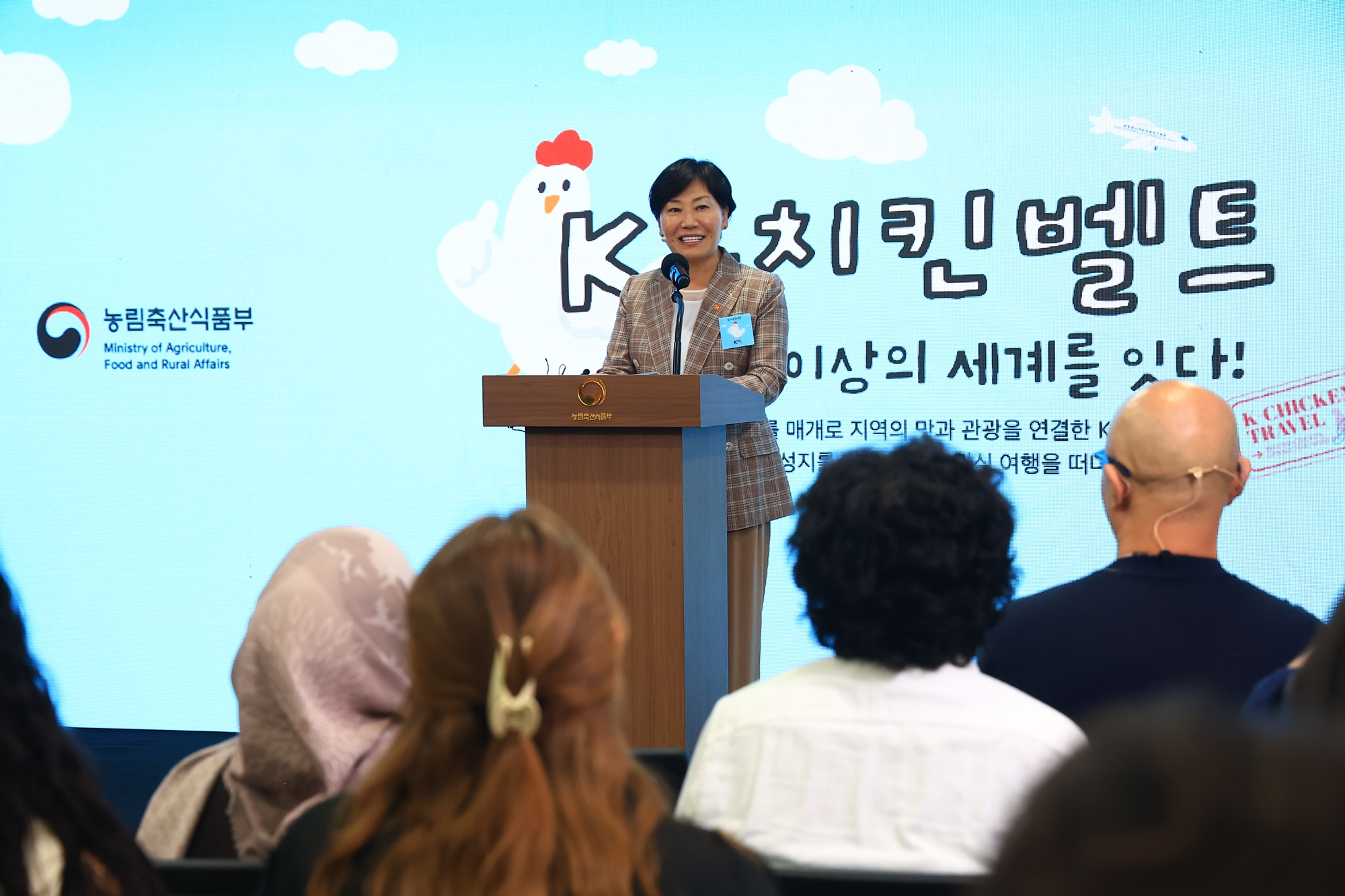 图为6月29日，韩国农林畜产食品部长官宋美玲在世宗政府大楼农林畜产食品部举行的座谈会上发布&ldquo;K-美食之旅&rdquo;。面向来韩国内外游客的美食旅游与体验路线图将于7月正式启动。图片来源：农林畜产食品部