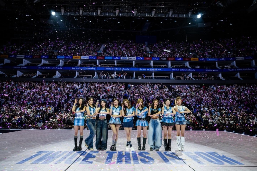 当地时间6月3日至4日，韩国女团TWICE在英国伦敦O2体育馆举行第六次世界巡演“THIS IS FOR”演唱会。图片来源：TWICE官方脸书