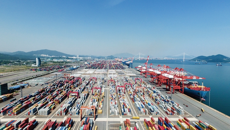 亚洲开发银行（ADB）将今年韩国经济增长预期上调至3.2%。图为全罗南道光阳港集装箱码头。图片来源：丽水光阳港湾公社