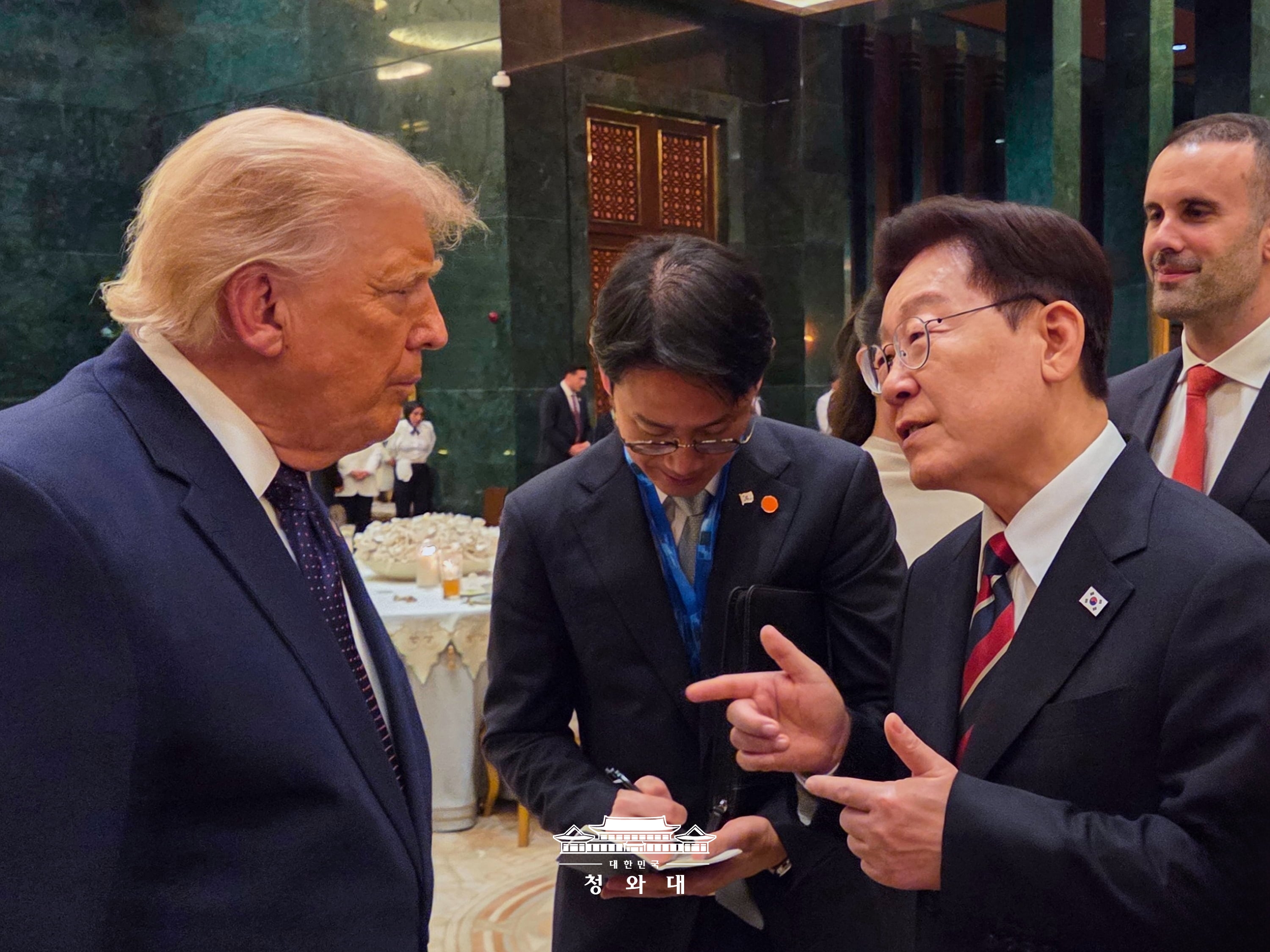 当地时间7月7日，在土耳其安卡拉总统府，韩国总统李在明与美国总统唐纳德·特朗普在土耳其总统雷杰普·塔伊普·埃尔多安夫妇主持的欢迎晚宴上交谈。图片来源：大韩民国青瓦台