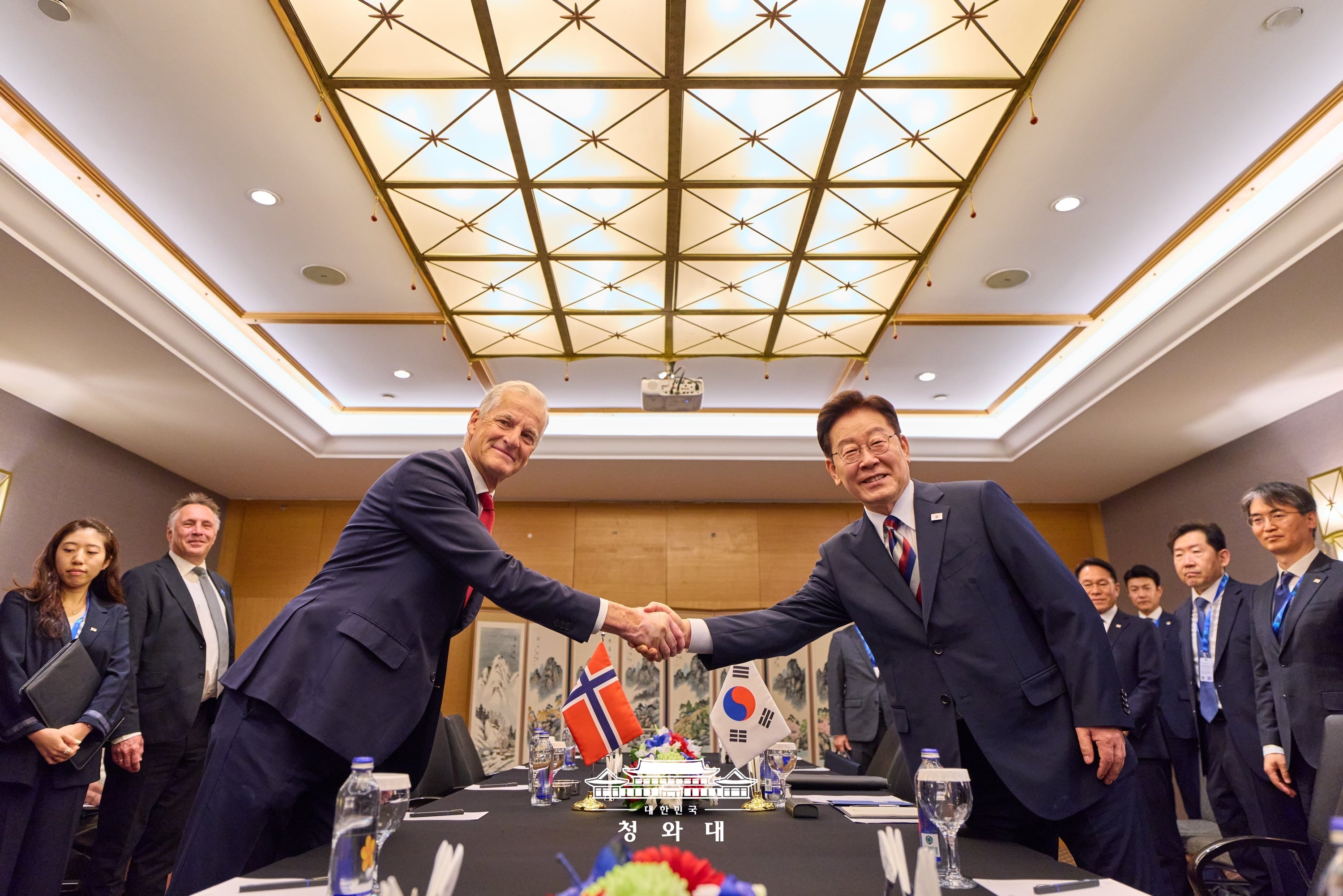 当地时间7月8日，韩国总统李在明在土耳其安卡拉一家酒店与挪威首相约纳斯·加尔·斯特勒举行会谈前握手。图片来源：大韩民国青瓦台