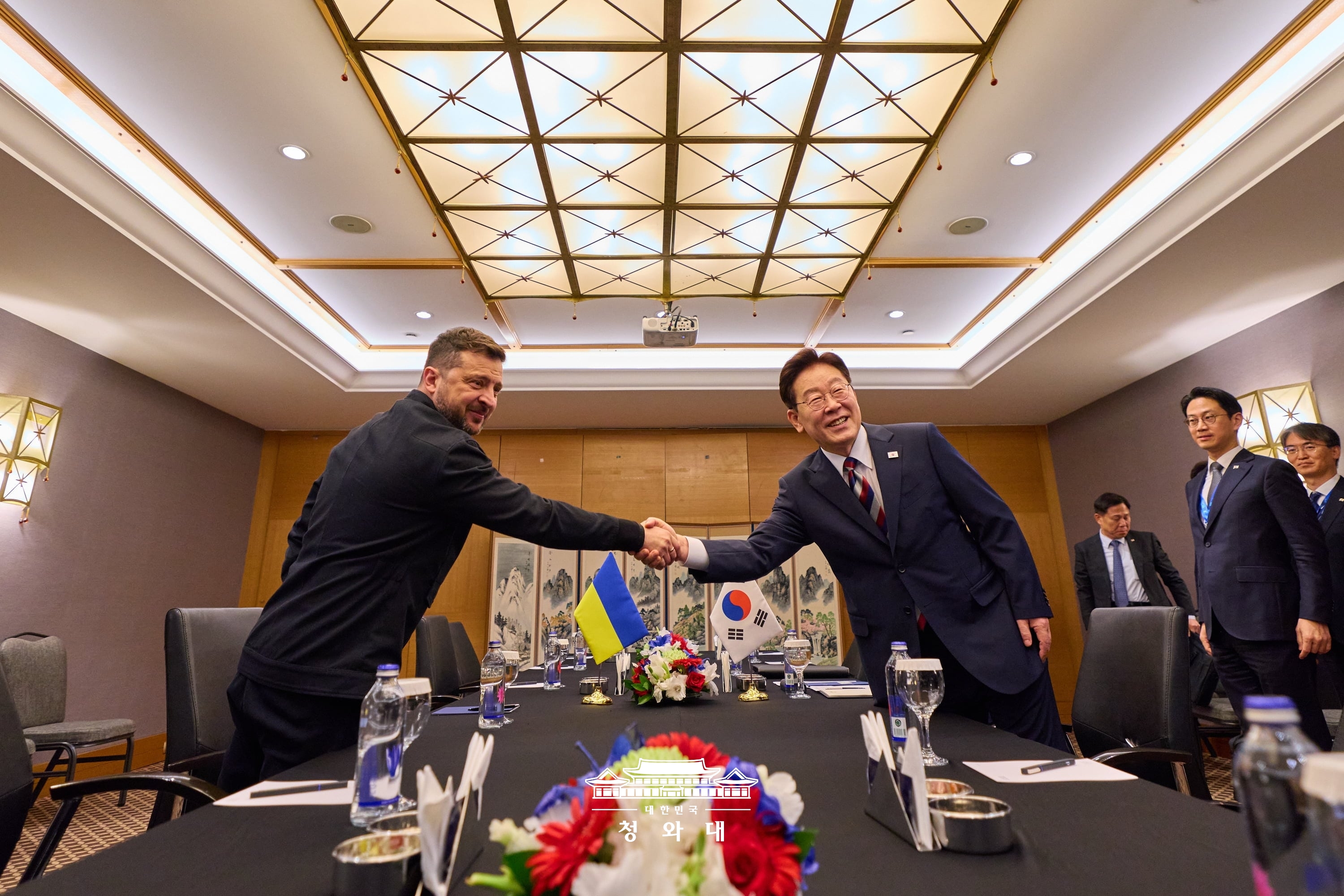 当地时间7月8日，韩国总统李在明在土耳其安卡拉一家酒店与乌克兰总统弗拉基米尔·泽连斯基举行会谈前握手。图片来源：大韩民国青瓦台