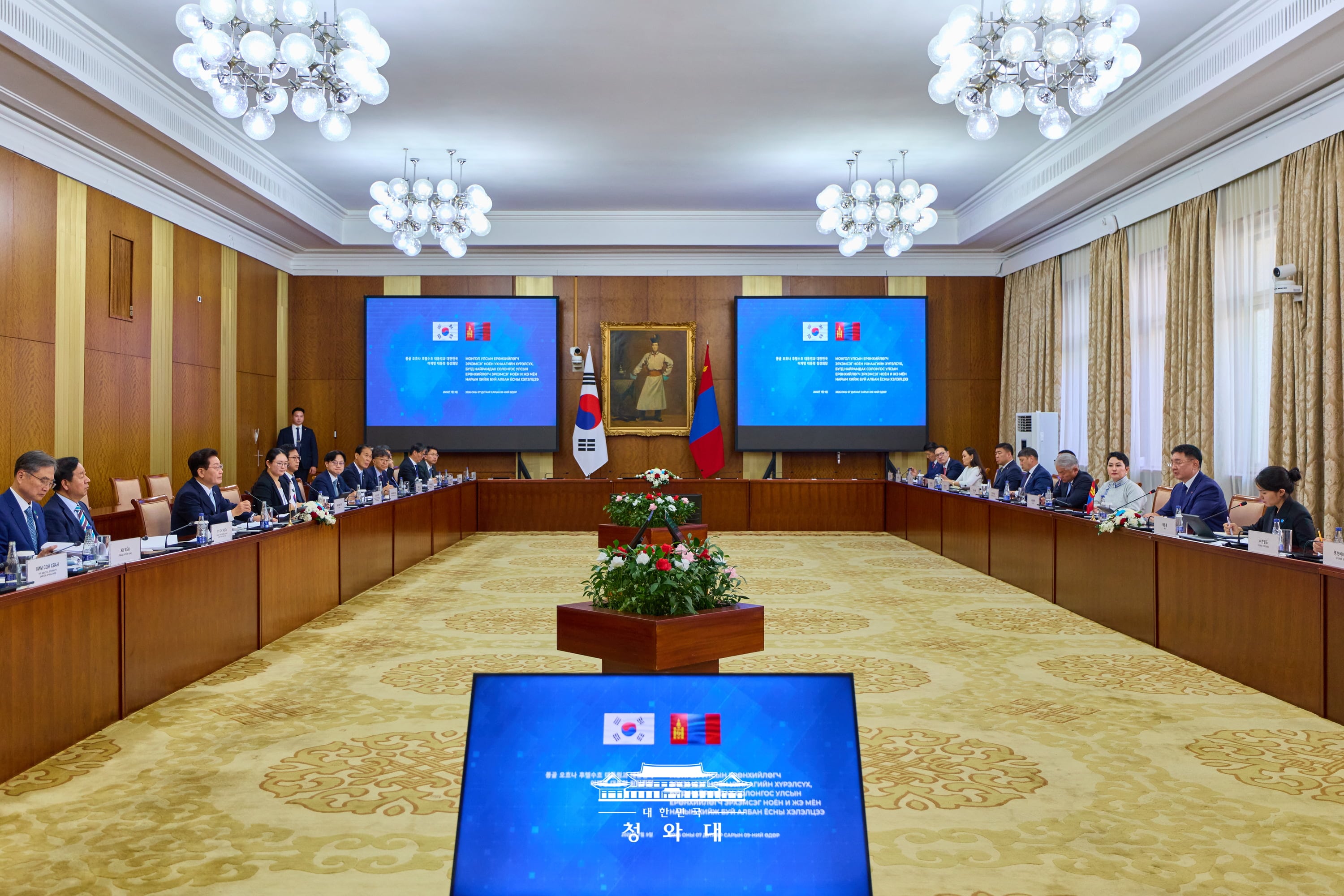 当地时间7月9日，在乌兰巴托，韩国总统李在明同蒙古国总统乌赫那&middot;呼日勒苏赫举行首脑会谈。图片来源：大韩民国青瓦台